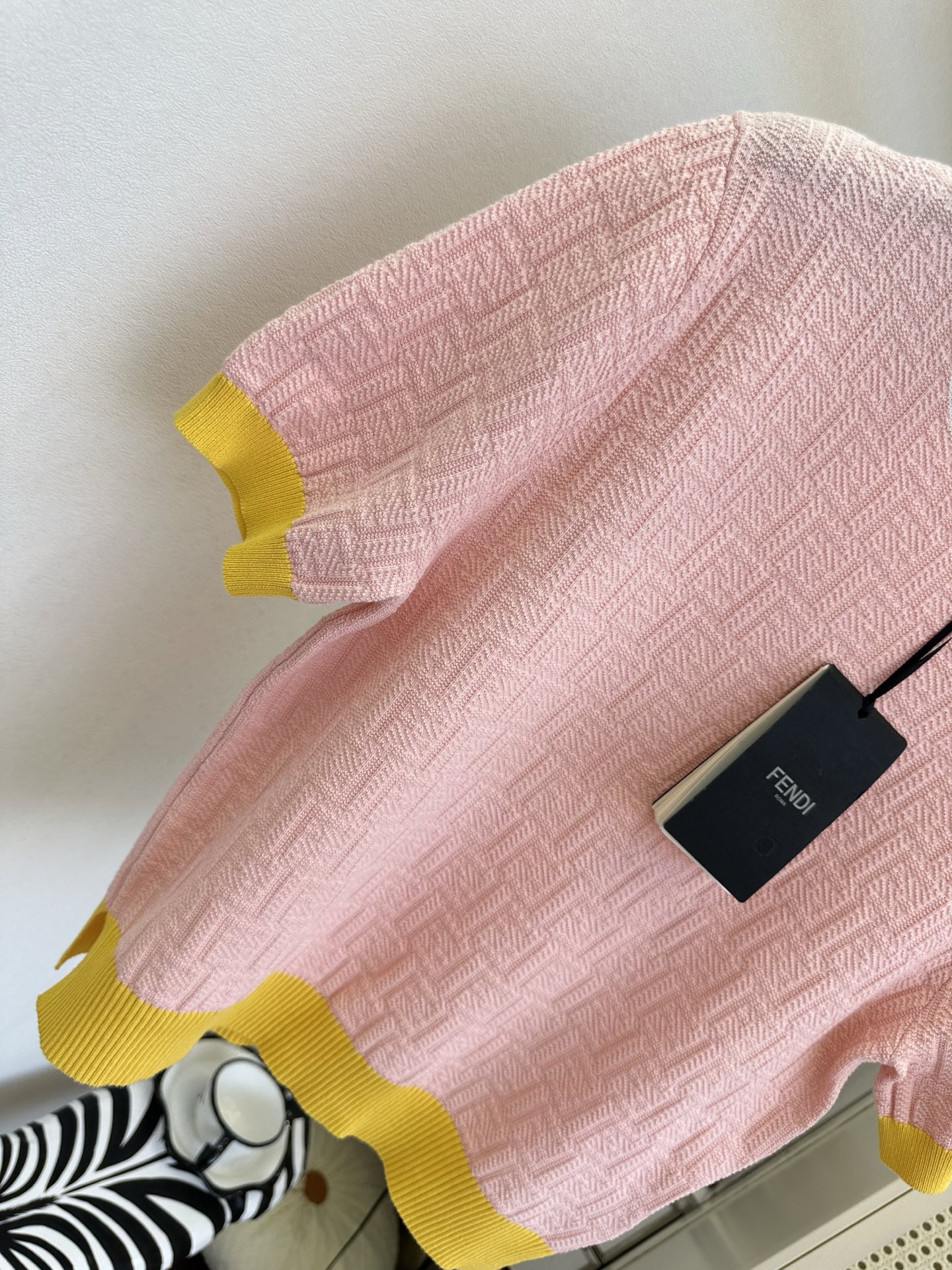 26S 春日温柔感满分！粉黄撞色短袖太戳心～暗纹肌理质感高级，圆领设计简约不挑人，日常出街或通勤都能轻松