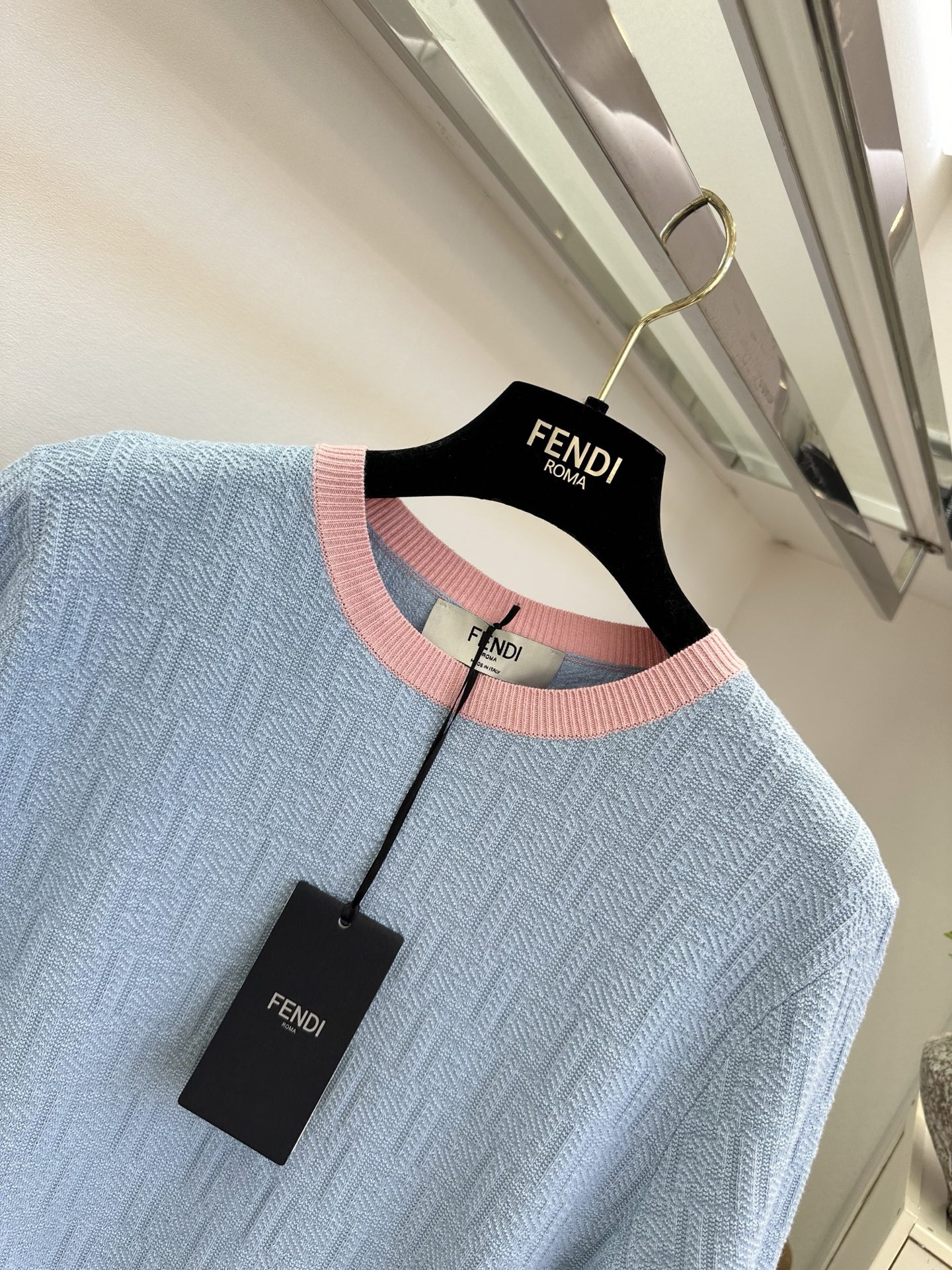 26S 春日温柔感满分！粉黄撞色短袖太戳心～暗纹肌理质感高级，圆领设计简约不挑人，日常出街或通勤都能轻松