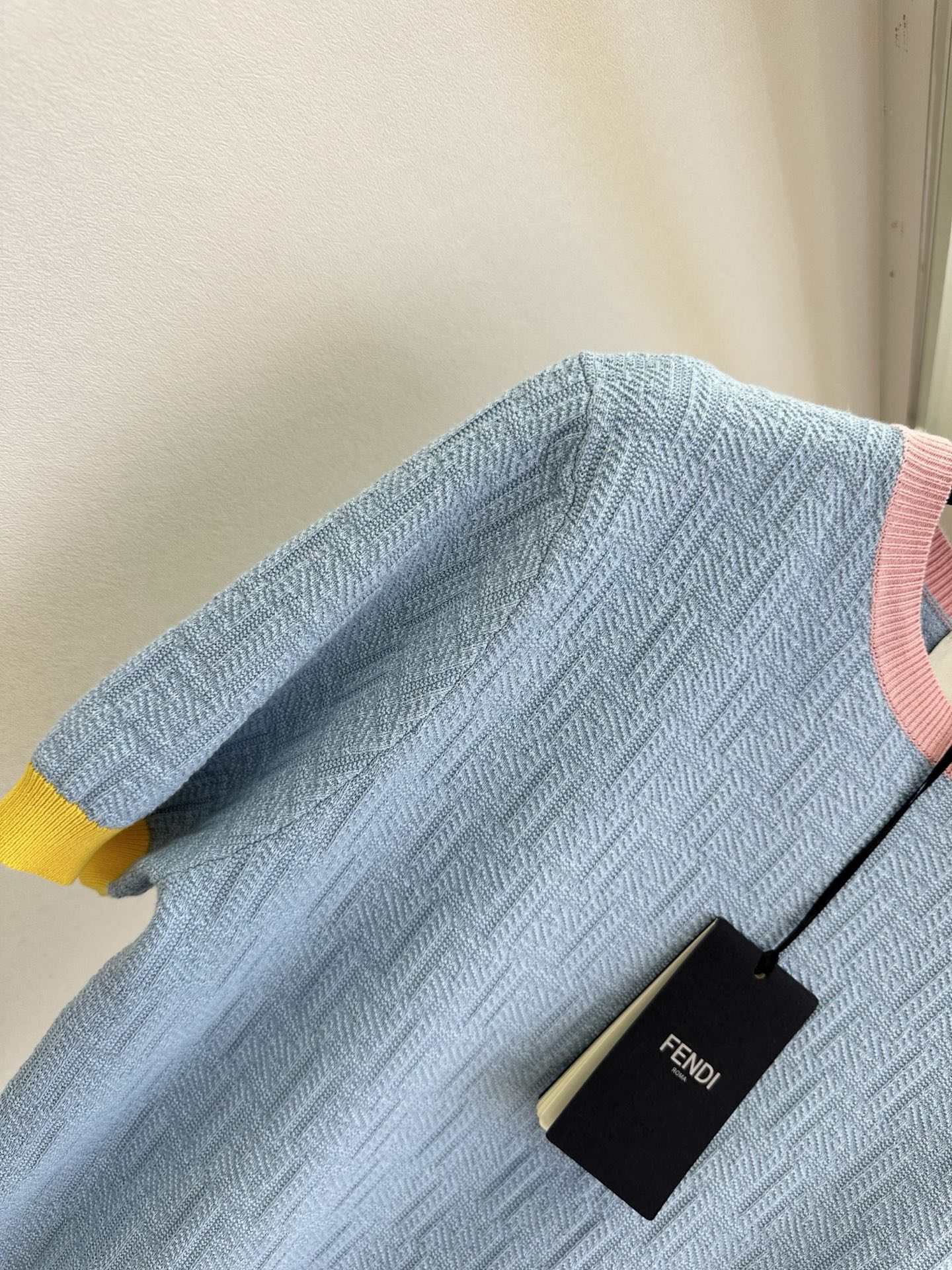 26S 春日温柔感满分！粉黄撞色短袖太戳心～暗纹肌理质感高级，圆领设计简约不挑人，日常出街或通勤都能轻松