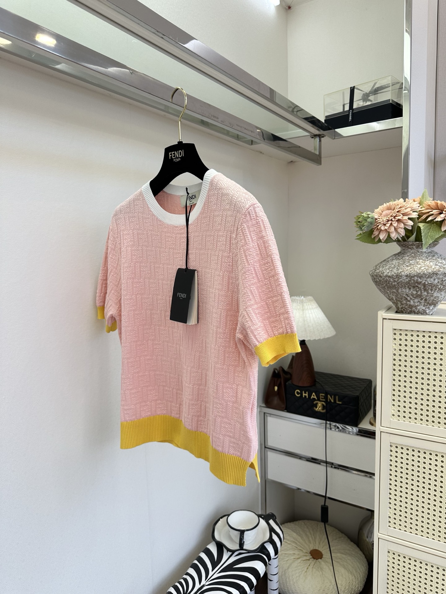 26S 春日温柔感满分！粉黄撞色短袖太戳心～暗纹肌理质感高级，圆领设计简约不挑人，日常出街或通勤都能轻松