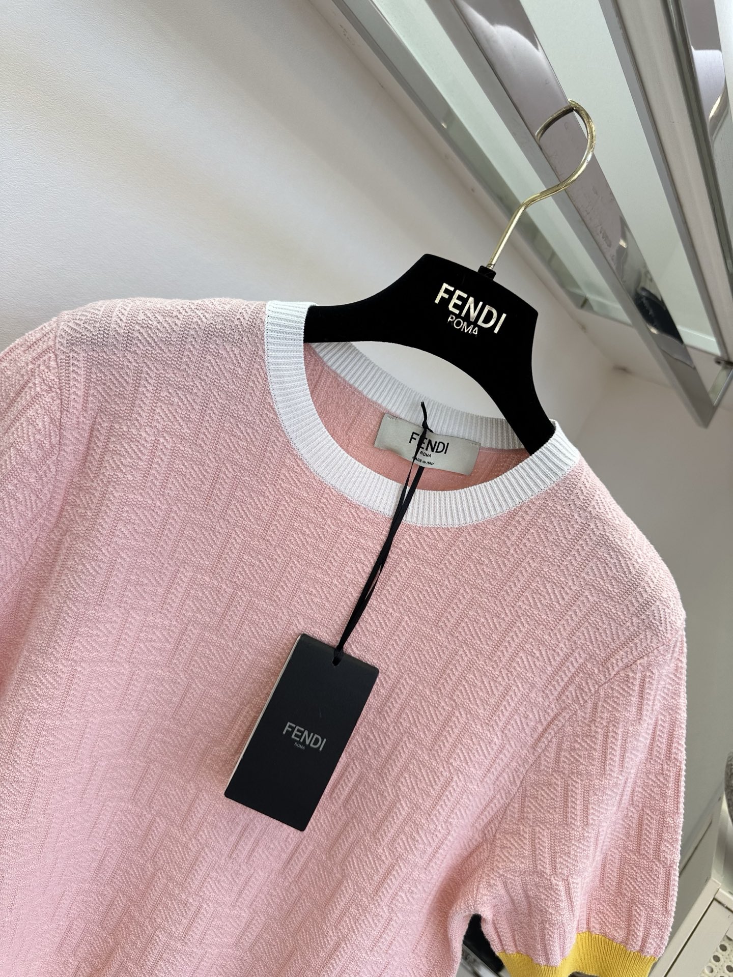 26S 春日温柔感满分！粉黄撞色短袖太戳心～暗纹肌理质感高级，圆领设计简约不挑人，日常出街或通勤都能轻松