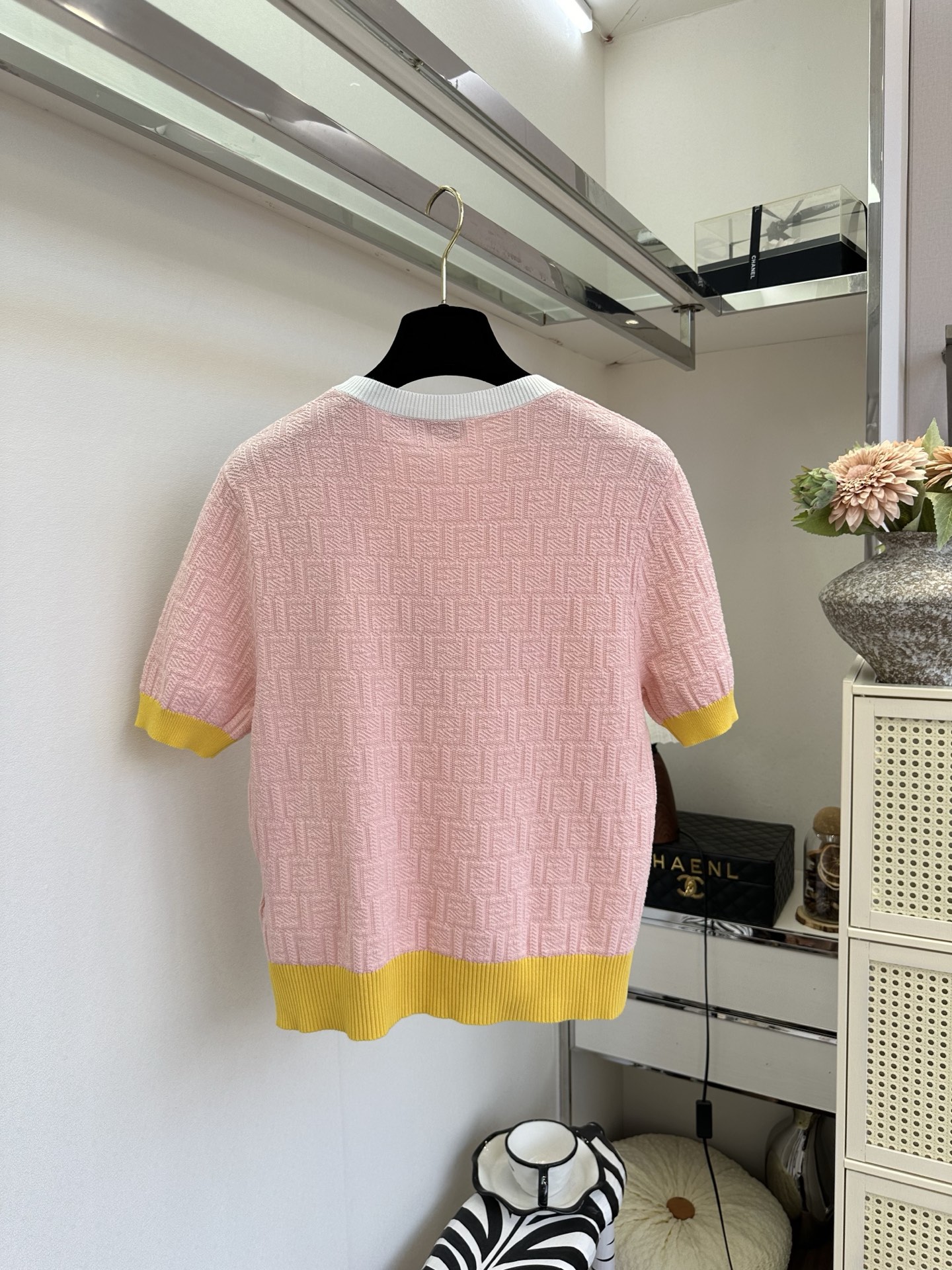 26S 春日温柔感满分！粉黄撞色短袖太戳心～暗纹肌理质感高级，圆领设计简约不挑人，日常出街或通勤都能轻松