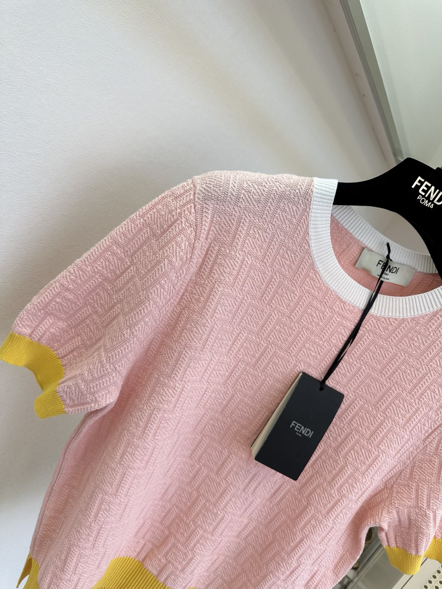 26S 春日温柔感满分！粉黄撞色短袖太戳心～暗纹肌理质感高级，圆领设计简约不挑人，日常出街或通勤都能轻松