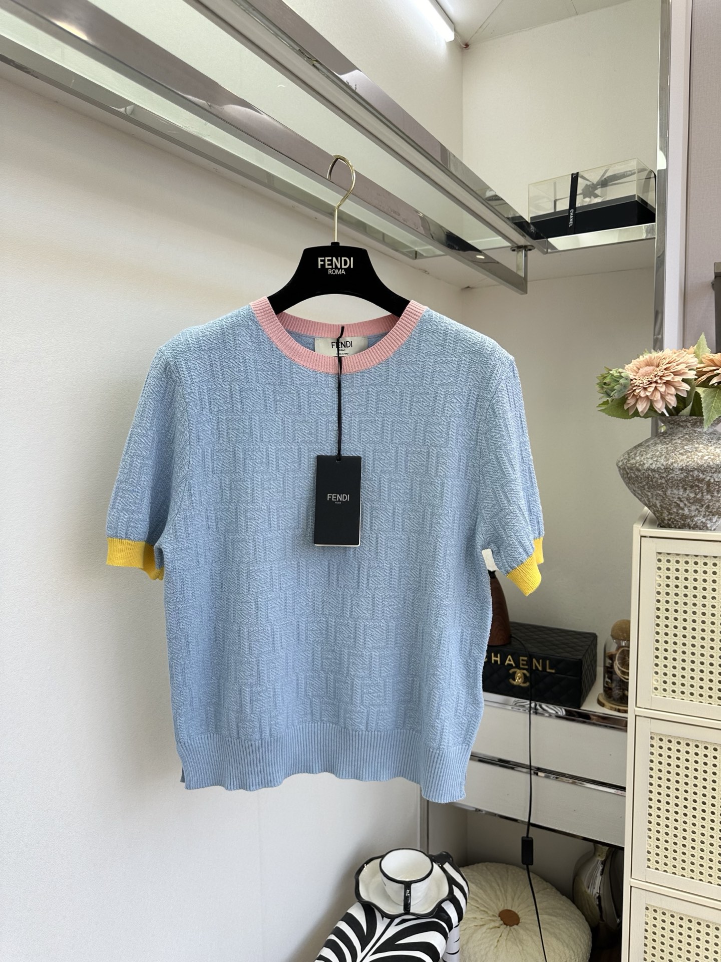 26S 春日温柔感满分！粉黄撞色短袖太戳心～暗纹肌理质感高级，圆领设计简约不挑人，日常出街或通勤都能轻松