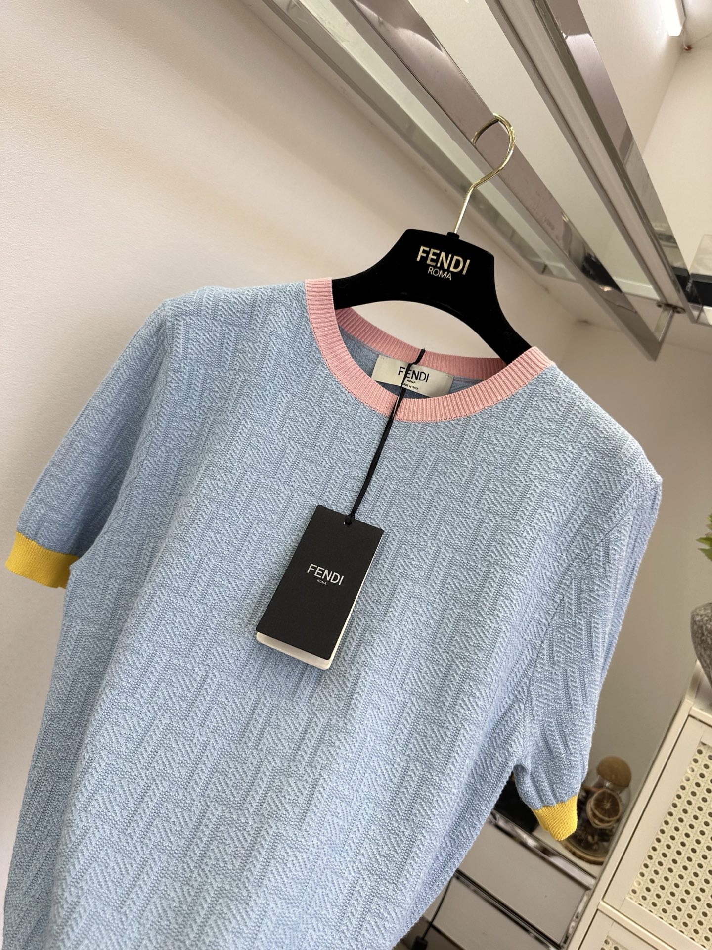 26S 春日温柔感满分！粉黄撞色短袖太戳心～暗纹肌理质感高级，圆领设计简约不挑人，日常出街或通勤都能轻松