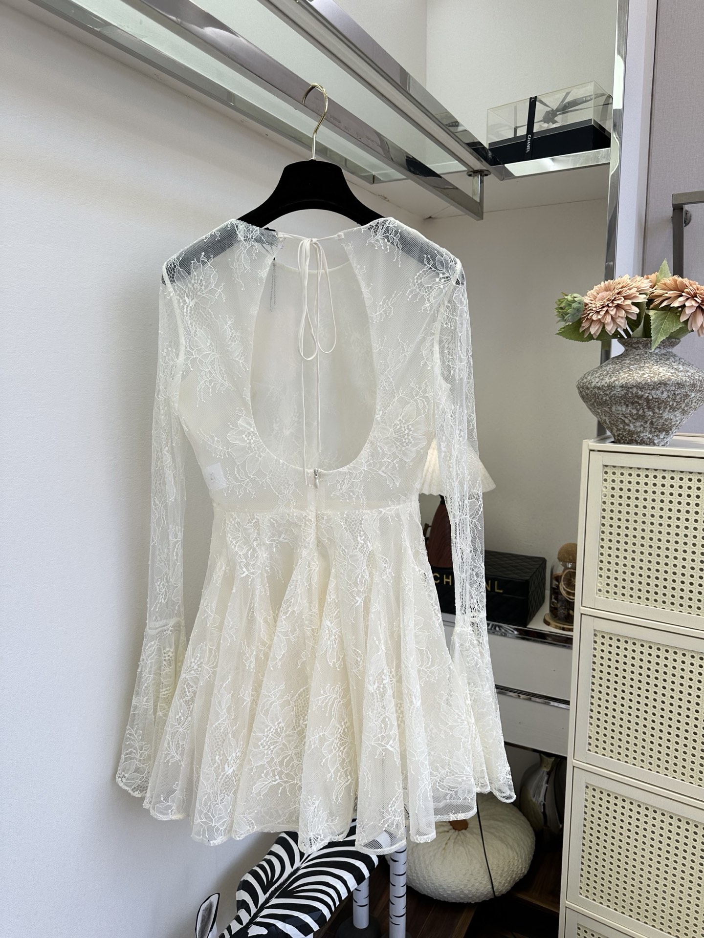 26S 温柔的米白蕾丝，像把春日的月光织进了衣料里。喇叭袖轻晃，裙摆随着步伐漾开细碎的弧度，是约会时藏不