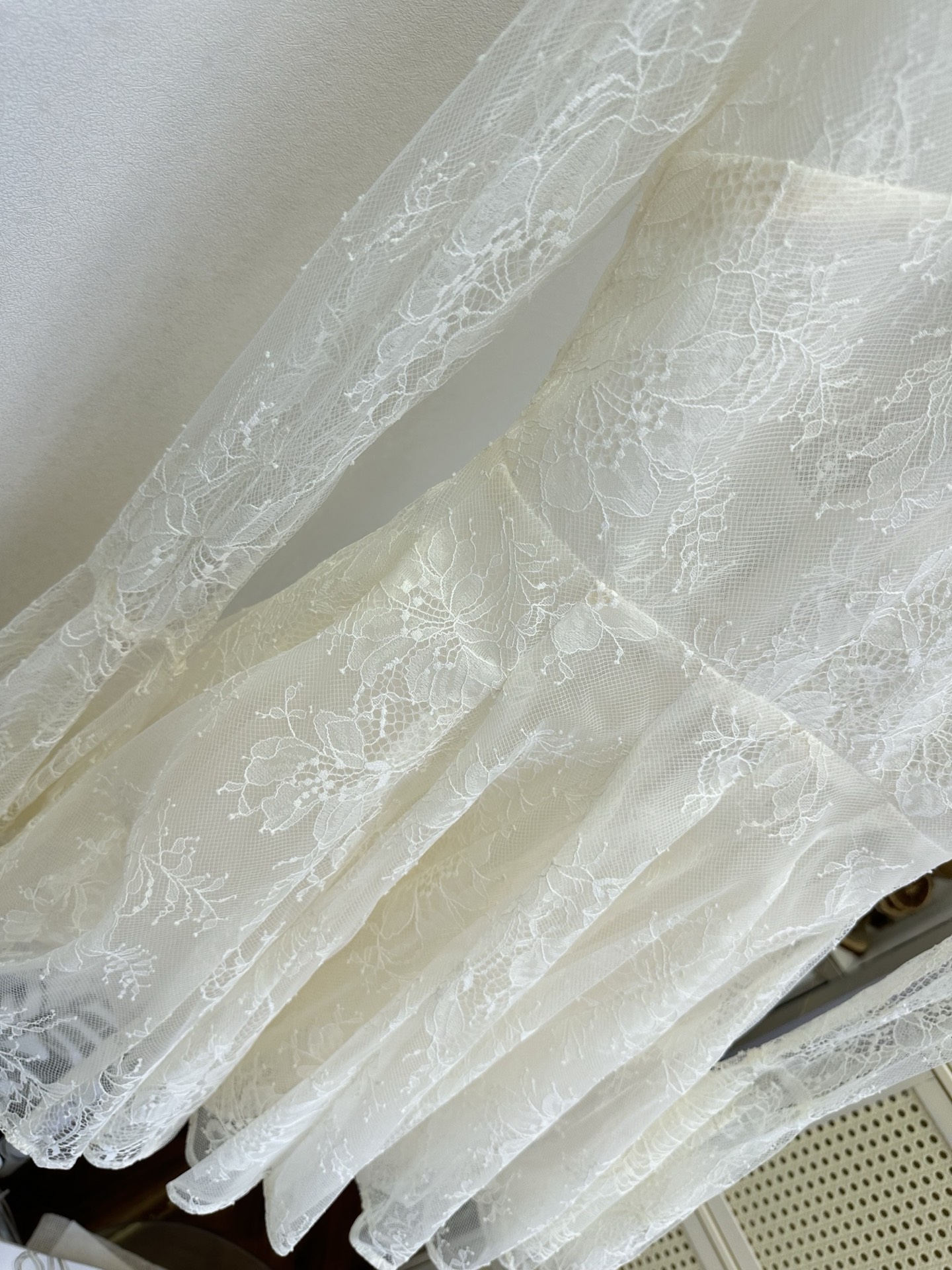 26S 温柔的米白蕾丝，像把春日的月光织进了衣料里。喇叭袖轻晃，裙摆随着步伐漾开细碎的弧度，是约会时藏不