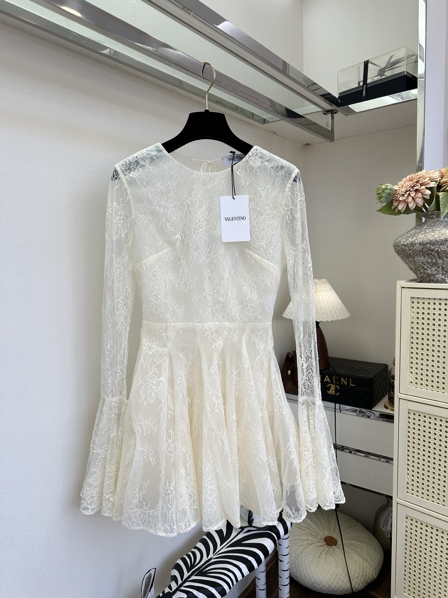 26S 温柔的米白蕾丝，像把春日的月光织进了衣料里。喇叭袖轻晃，裙摆随着步伐漾开细碎的弧度，是约会时藏不