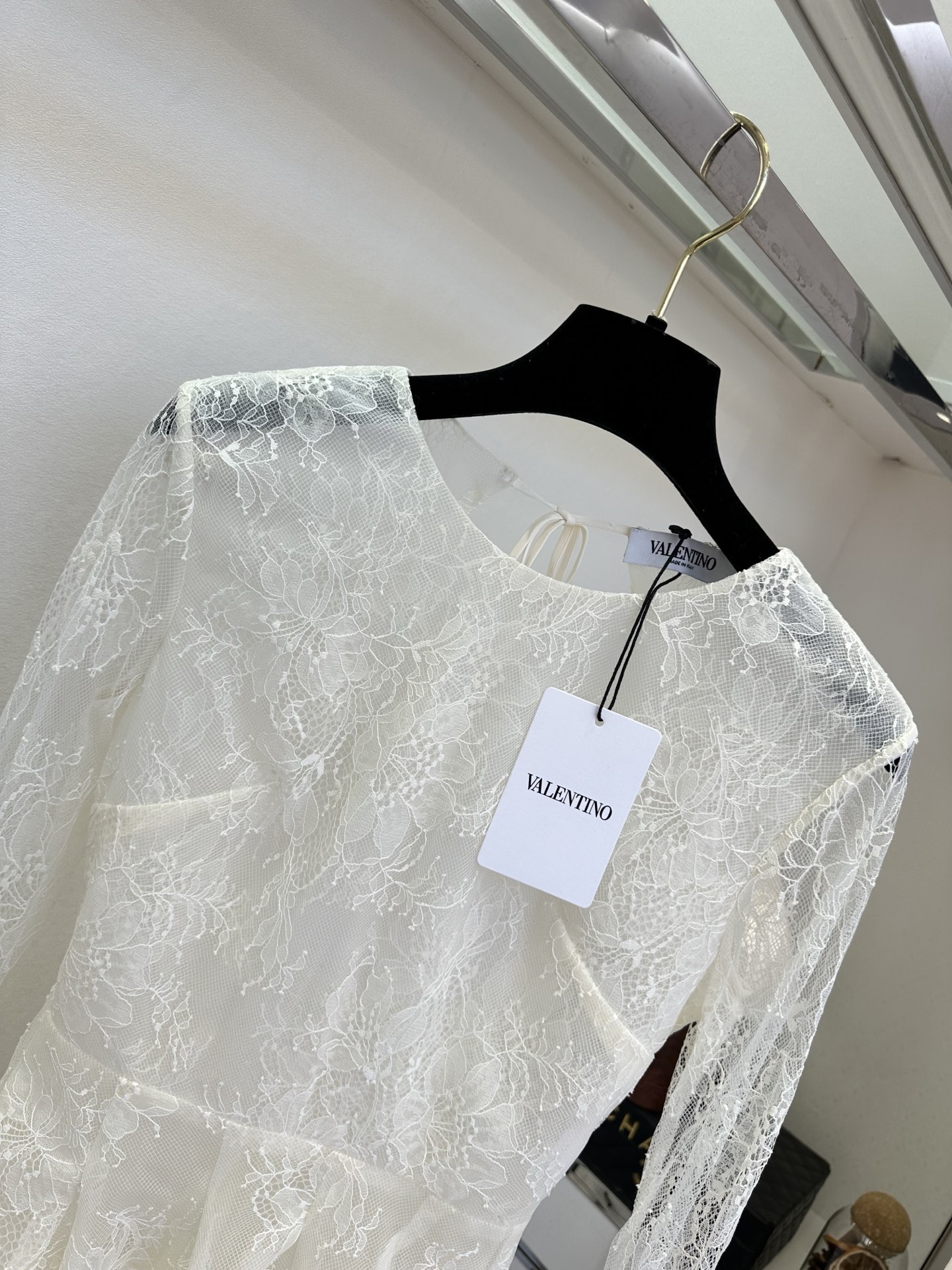 26S 温柔的米白蕾丝，像把春日的月光织进了衣料里。喇叭袖轻晃，裙摆随着步伐漾开细碎的弧度，是约会时藏不