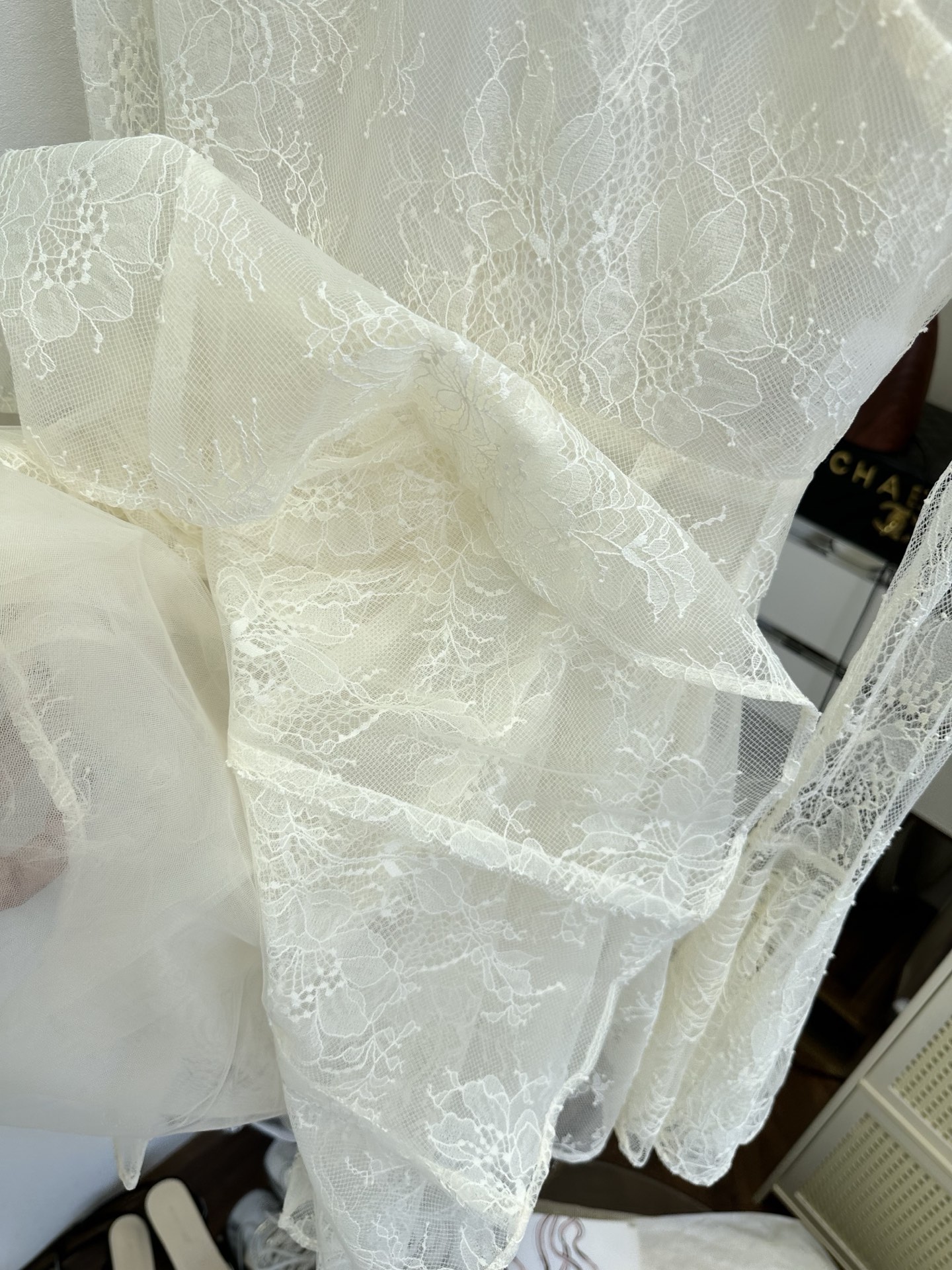 26S 温柔的米白蕾丝，像把春日的月光织进了衣料里。喇叭袖轻晃，裙摆随着步伐漾开细碎的弧度，是约会时藏不