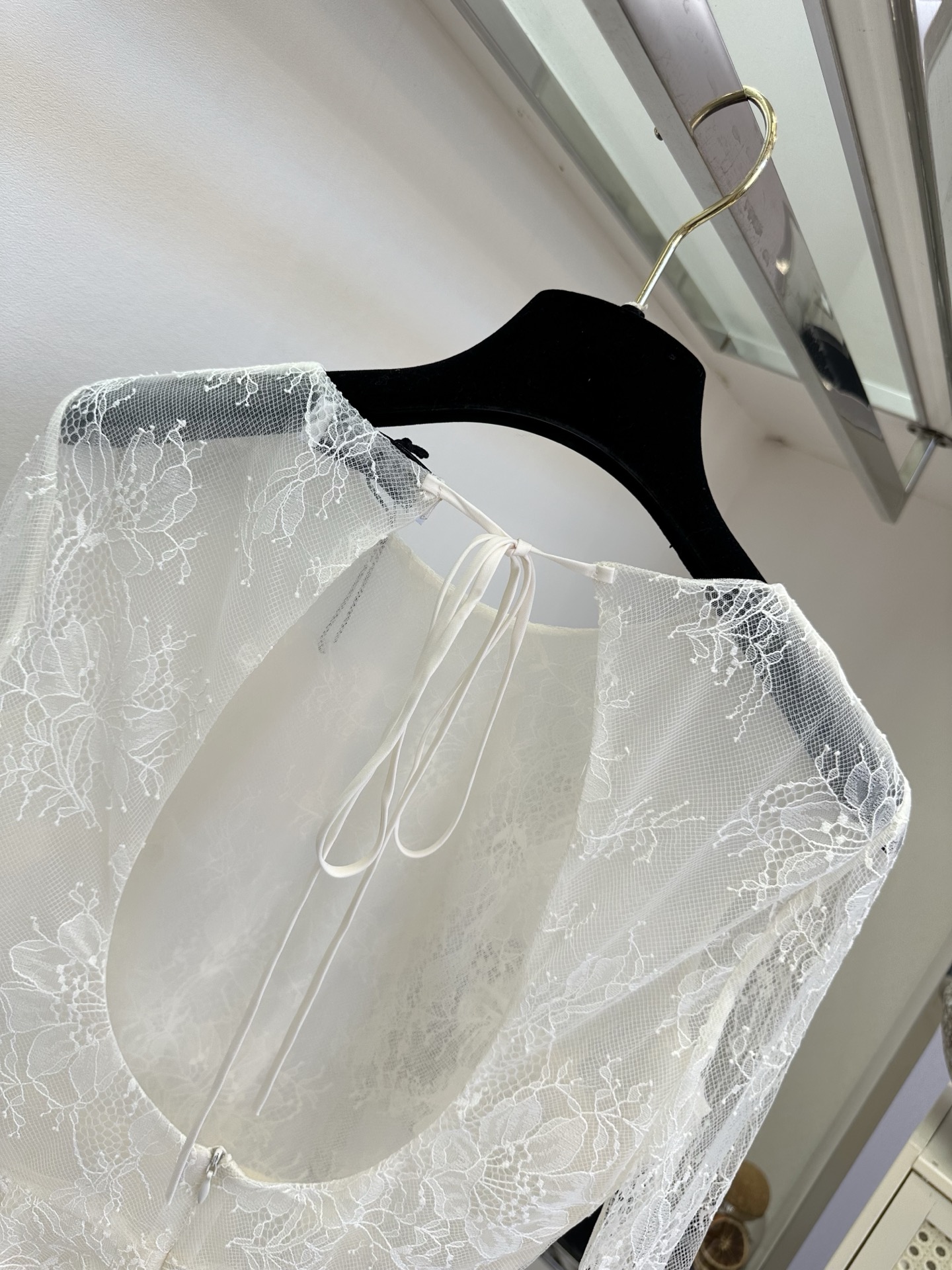 26S 温柔的米白蕾丝，像把春日的月光织进了衣料里。喇叭袖轻晃，裙摆随着步伐漾开细碎的弧度，是约会时藏不