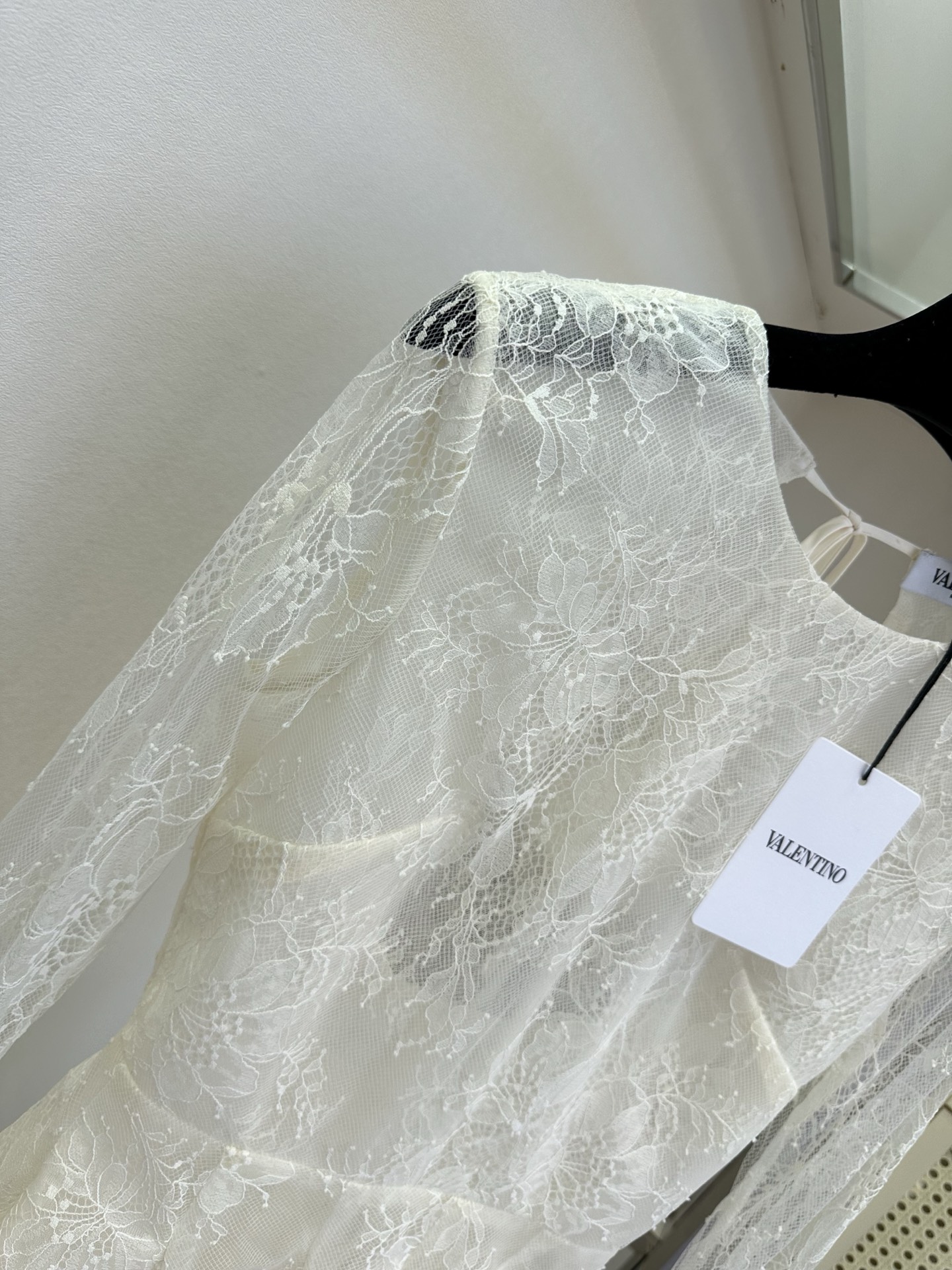 26S 温柔的米白蕾丝，像把春日的月光织进了衣料里。喇叭袖轻晃，裙摆随着步伐漾开细碎的弧度，是约会时藏不