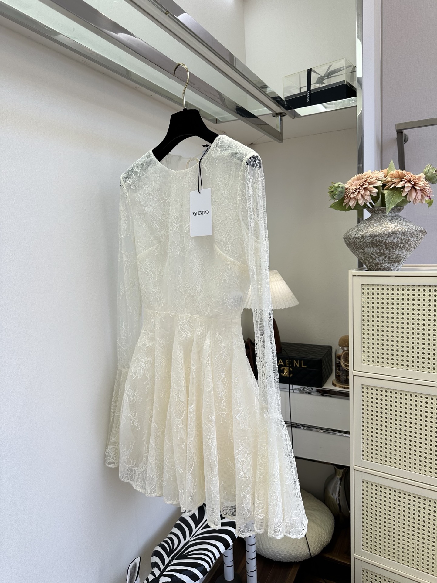 26S 温柔的米白蕾丝，像把春日的月光织进了衣料里。喇叭袖轻晃，裙摆随着步伐漾开细碎的弧度，是约会时藏不