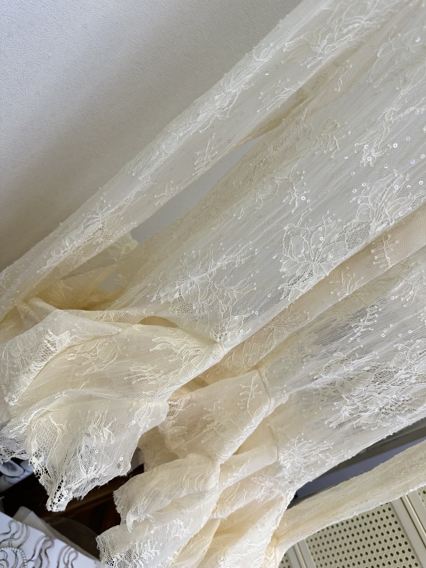 26S 谁能拒绝这件粉蕾丝衬衣啊！🌸半透的蕾丝面料带着细闪，阳光下像撒了一层碎钻，翻领设计很显精神，下摆