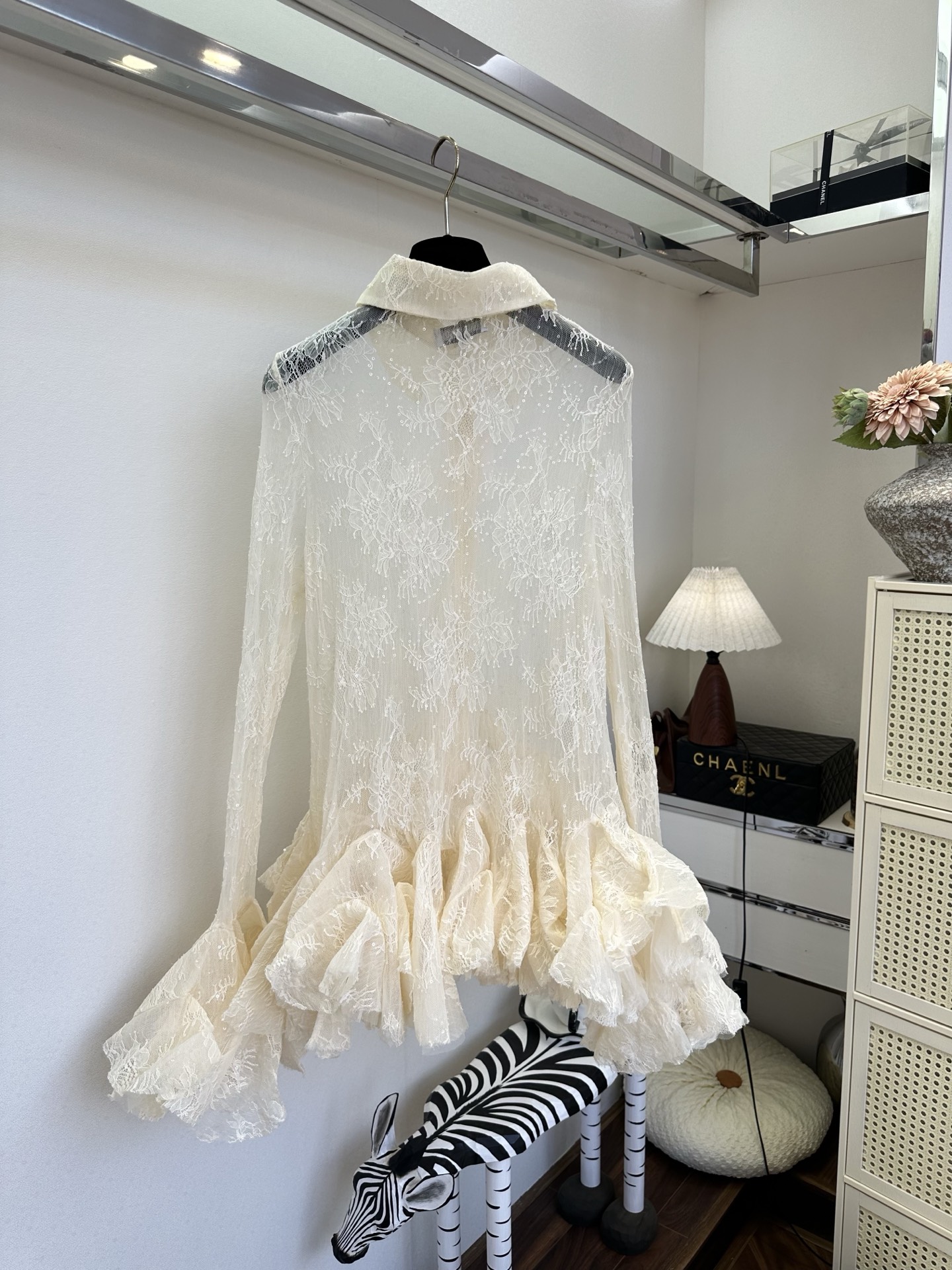 26S 谁能拒绝这件粉蕾丝衬衣啊！🌸半透的蕾丝面料带着细闪，阳光下像撒了一层碎钻，翻领设计很显精神，下摆