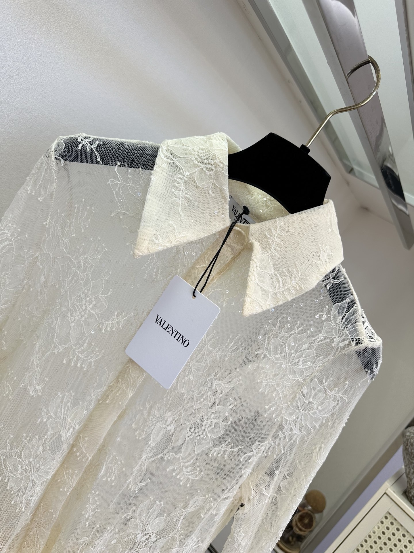 26S 谁能拒绝这件粉蕾丝衬衣啊！🌸半透的蕾丝面料带着细闪，阳光下像撒了一层碎钻，翻领设计很显精神，下摆