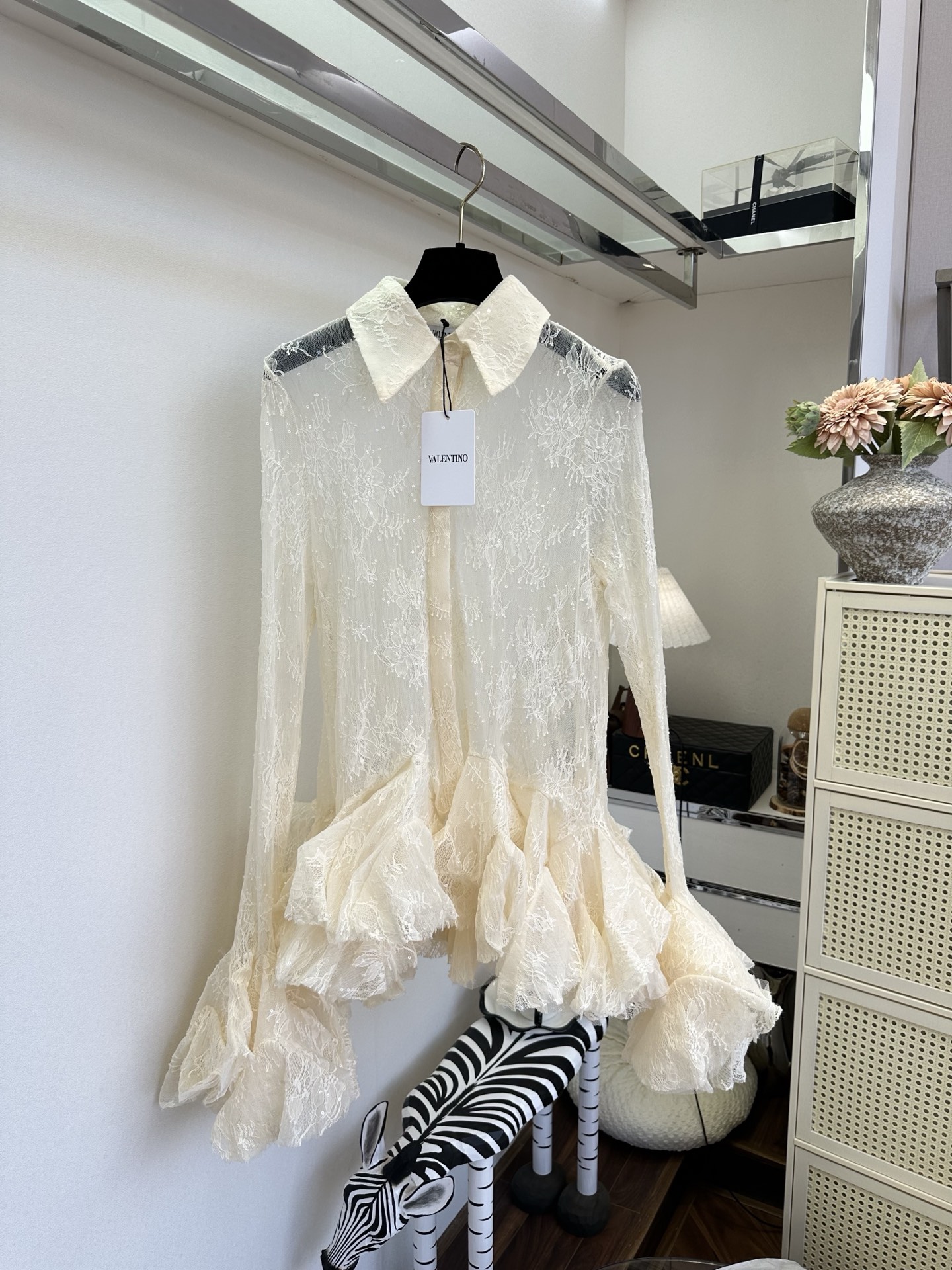 26S 谁能拒绝这件粉蕾丝衬衣啊！🌸半透的蕾丝面料带着细闪，阳光下像撒了一层碎钻，翻领设计很显精神，下摆