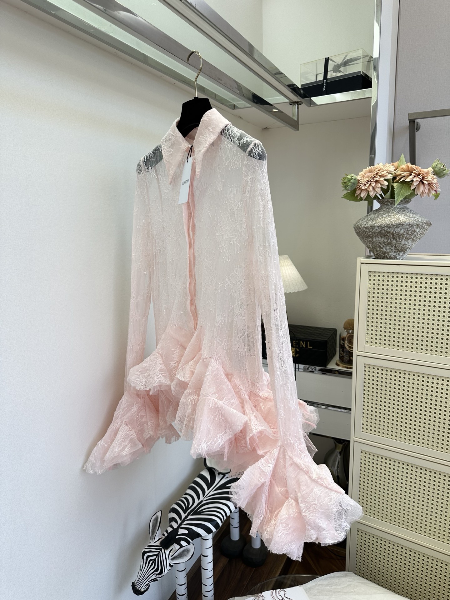 26S 谁能拒绝这件粉蕾丝衬衣啊！🌸半透的蕾丝面料带着细闪，阳光下像撒了一层碎钻，翻领设计很显精神，下摆