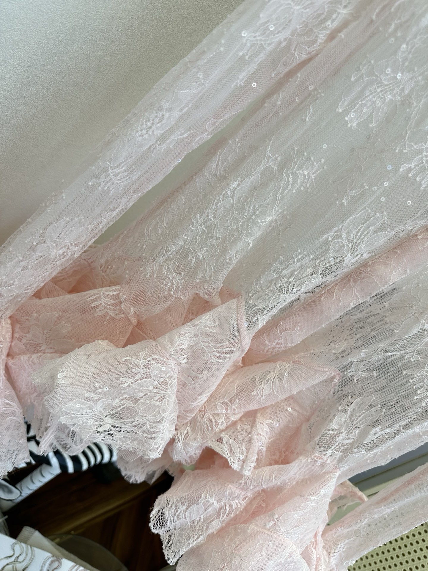 26S 谁能拒绝这件粉蕾丝衬衣啊！🌸半透的蕾丝面料带着细闪，阳光下像撒了一层碎钻，翻领设计很显精神，下摆