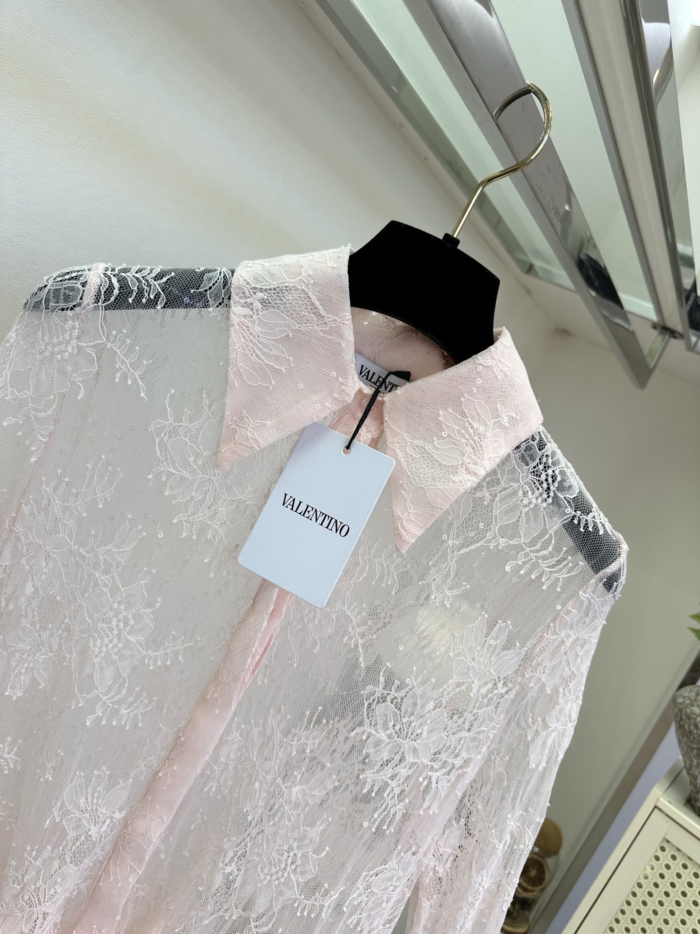 26S 谁能拒绝这件粉蕾丝衬衣啊！🌸半透的蕾丝面料带着细闪，阳光下像撒了一层碎钻，翻领设计很显精神，下摆