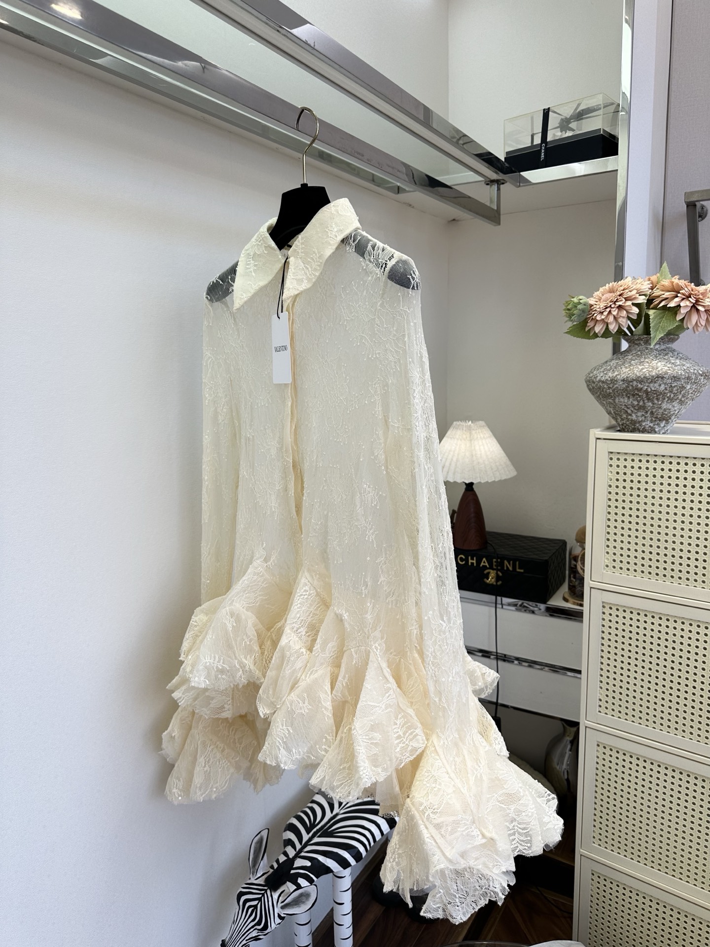 26S 谁能拒绝这件粉蕾丝衬衣啊！🌸半透的蕾丝面料带着细闪，阳光下像撒了一层碎钻，翻领设计很显精神，下摆