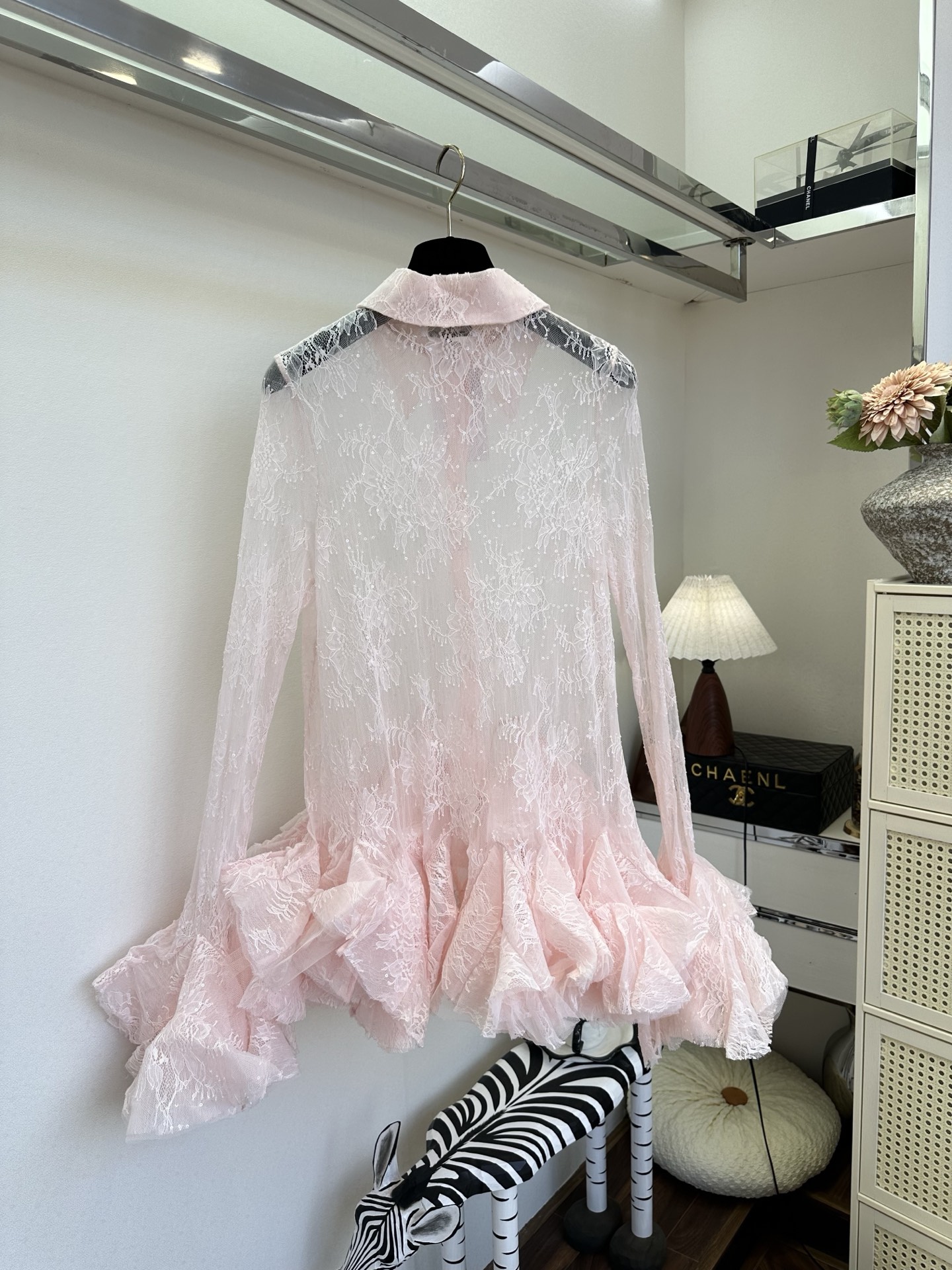 26S 谁能拒绝这件粉蕾丝衬衣啊！🌸半透的蕾丝面料带着细闪，阳光下像撒了一层碎钻，翻领设计很显精神，下摆