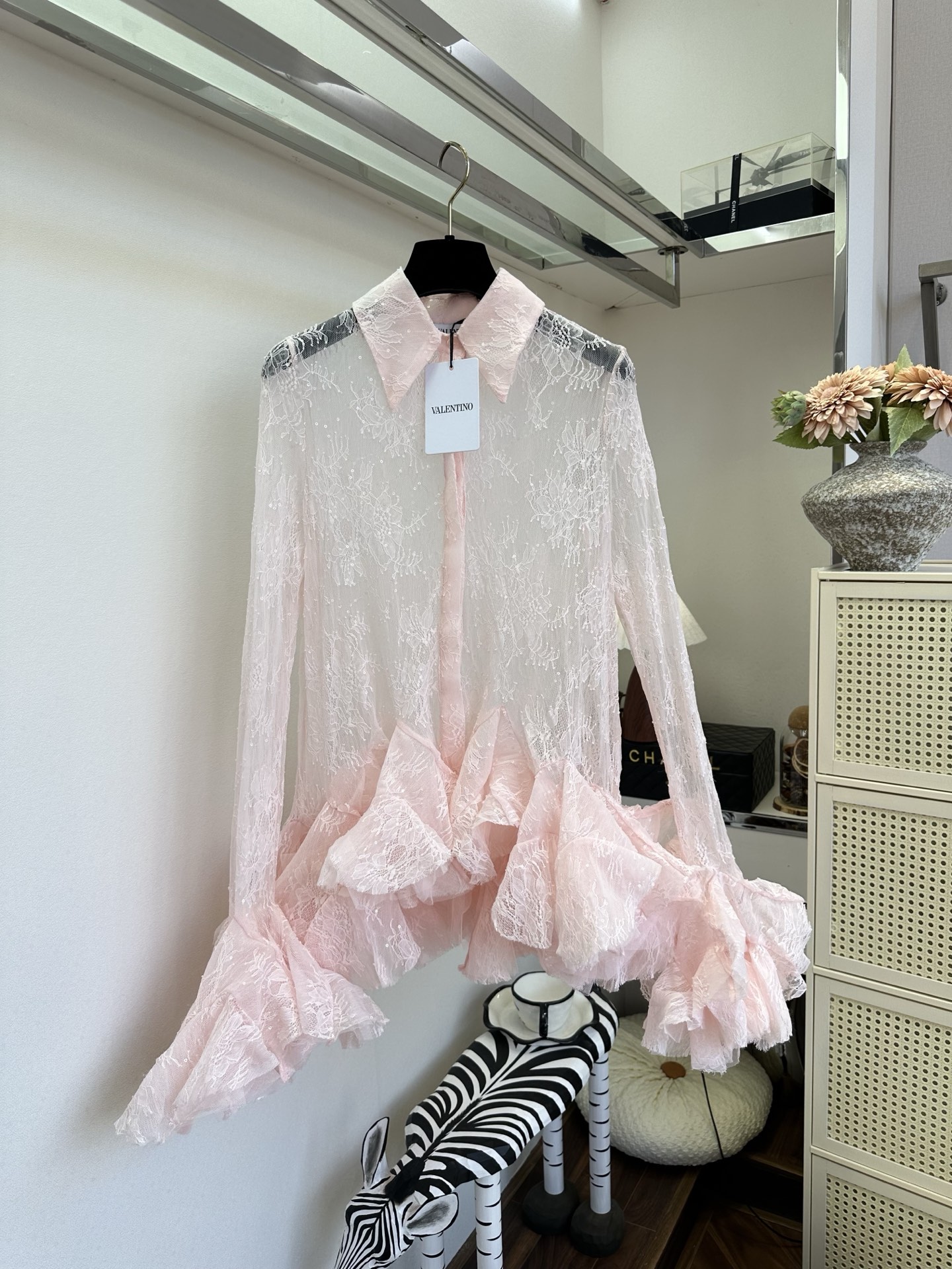 26S 谁能拒绝这件粉蕾丝衬衣啊！🌸半透的蕾丝面料带着细闪，阳光下像撒了一层碎钻，翻领设计很显精神，下摆