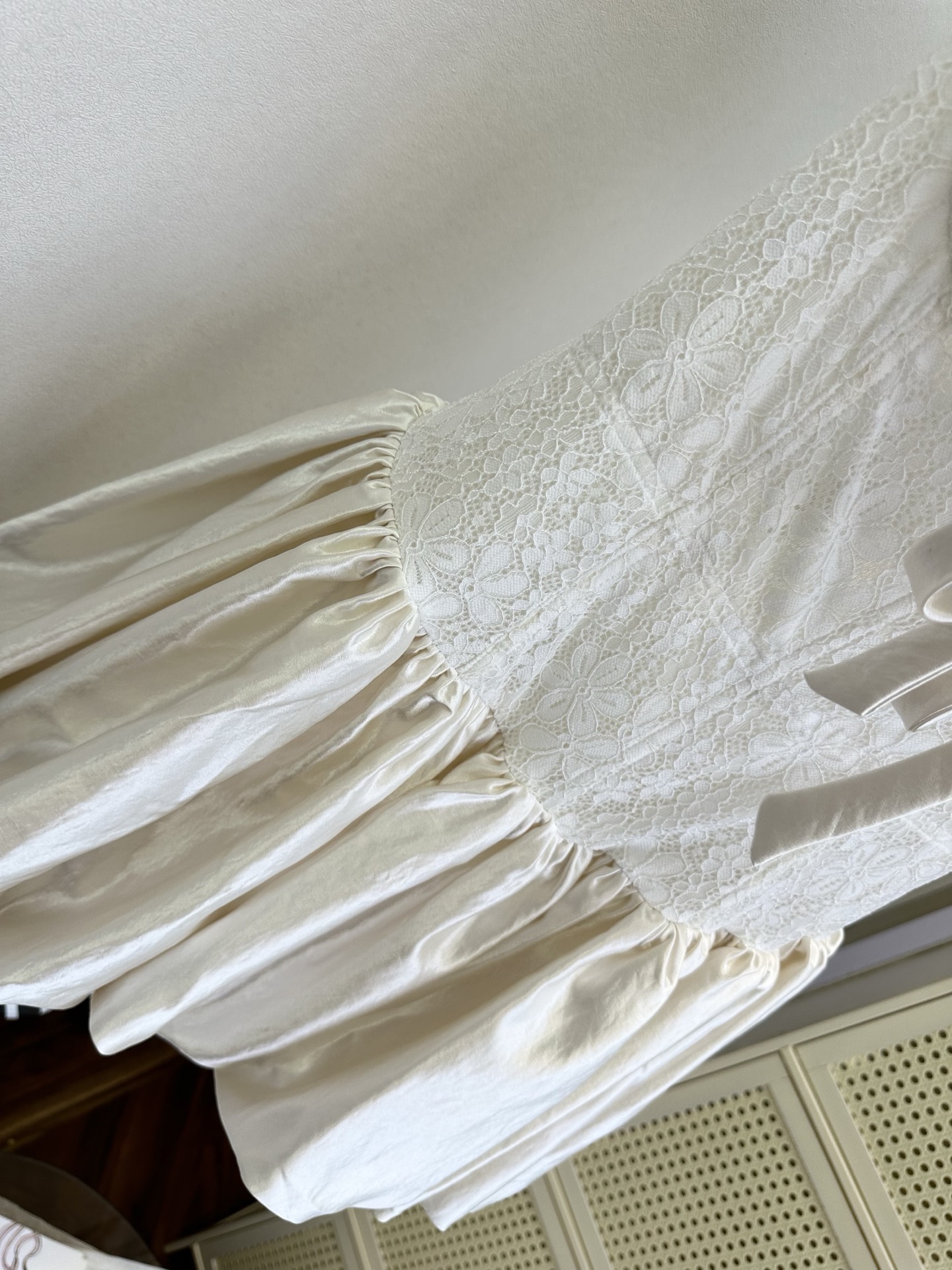 26S 这件小白裙把浪漫与精致拉满了✨上半身蕾丝肌理细腻通透，缎面胸型设计勾勒曲线，蝴蝶结系带增添了几分