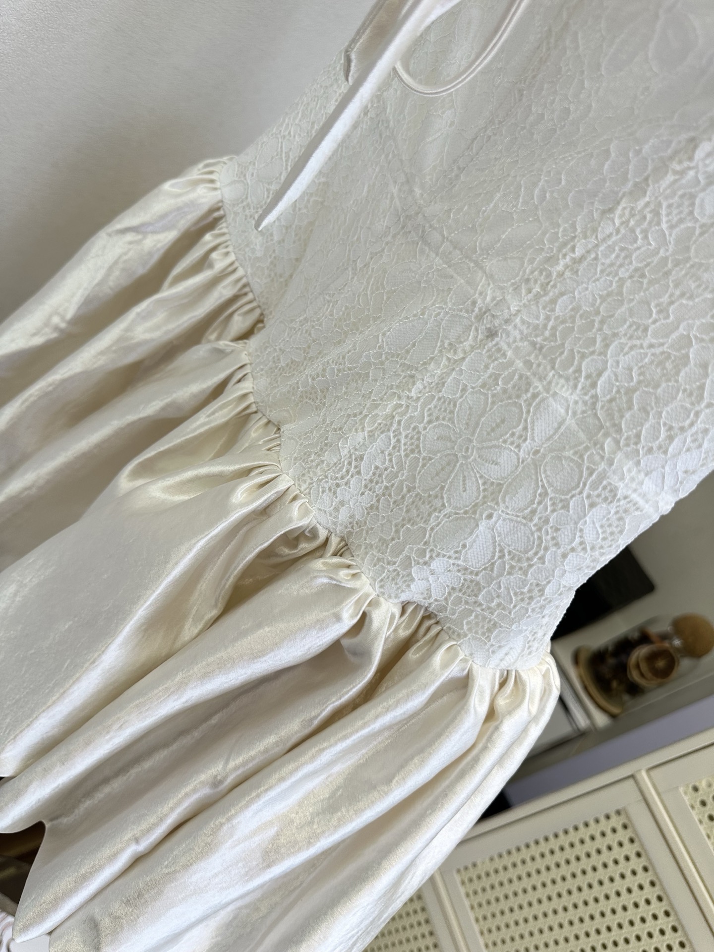 26S 这件小白裙把浪漫与精致拉满了✨上半身蕾丝肌理细腻通透，缎面胸型设计勾勒曲线，蝴蝶结系带增添了几分