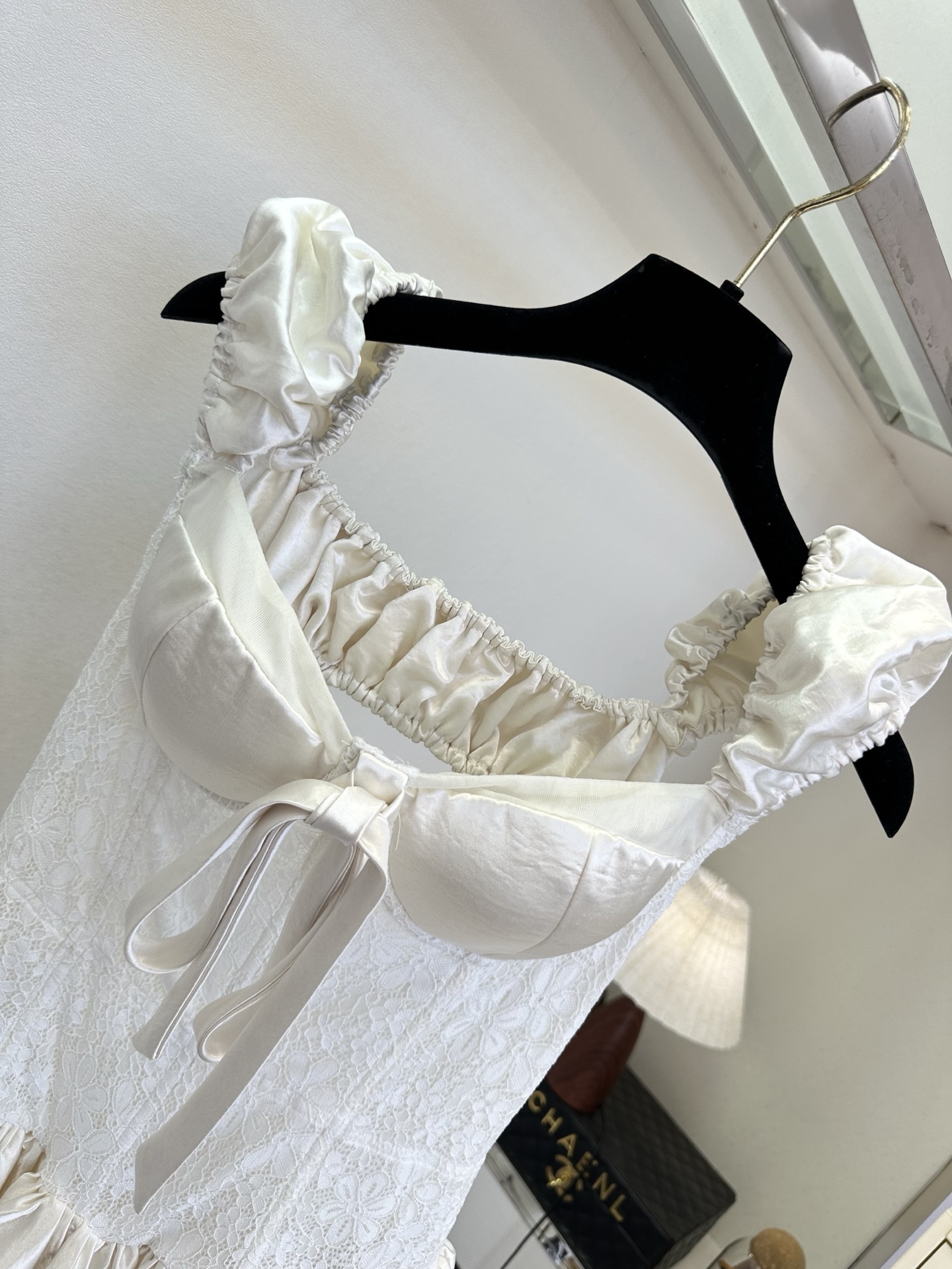 26S 这件小白裙把浪漫与精致拉满了✨上半身蕾丝肌理细腻通透，缎面胸型设计勾勒曲线，蝴蝶结系带增添了几分