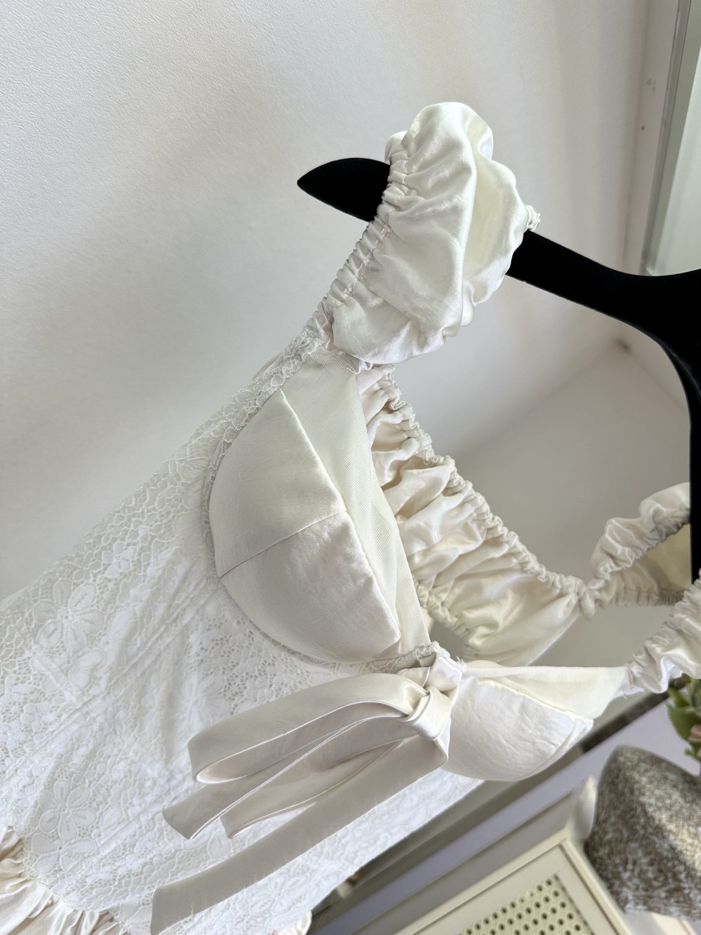 26S 这件小白裙把浪漫与精致拉满了✨上半身蕾丝肌理细腻通透，缎面胸型设计勾勒曲线，蝴蝶结系带增添了几分