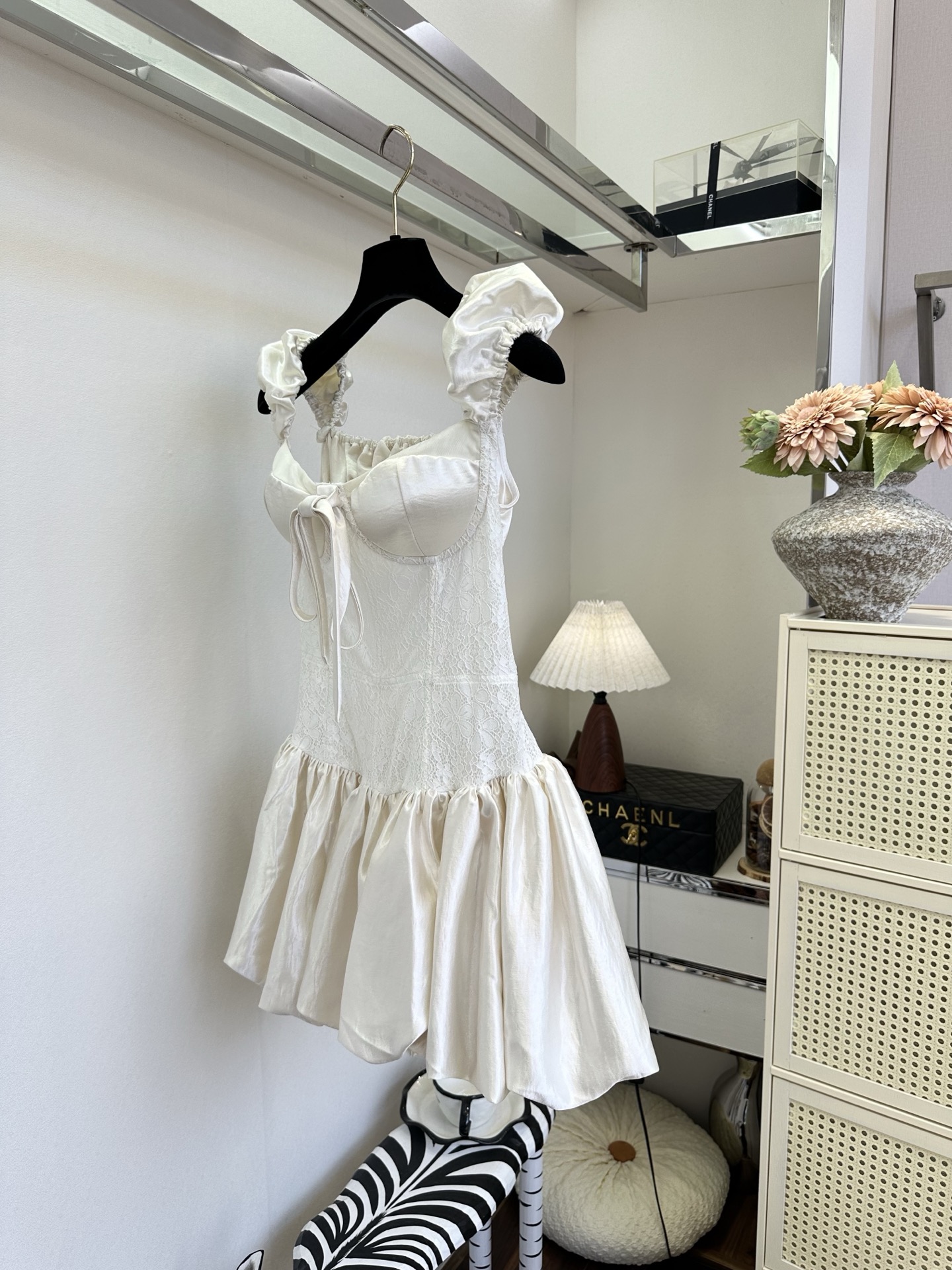 26S 这件小白裙把浪漫与精致拉满了✨上半身蕾丝肌理细腻通透，缎面胸型设计勾勒曲线，蝴蝶结系带增添了几分