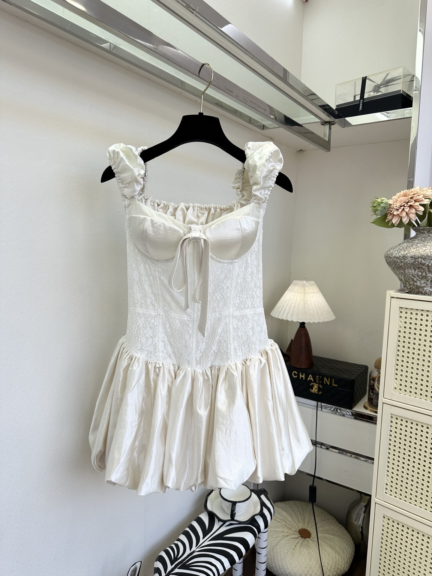 26S 这件小白裙把浪漫与精致拉满了✨上半身蕾丝肌理细腻通透，缎面胸型设计勾勒曲线，蝴蝶结系带增添了几分