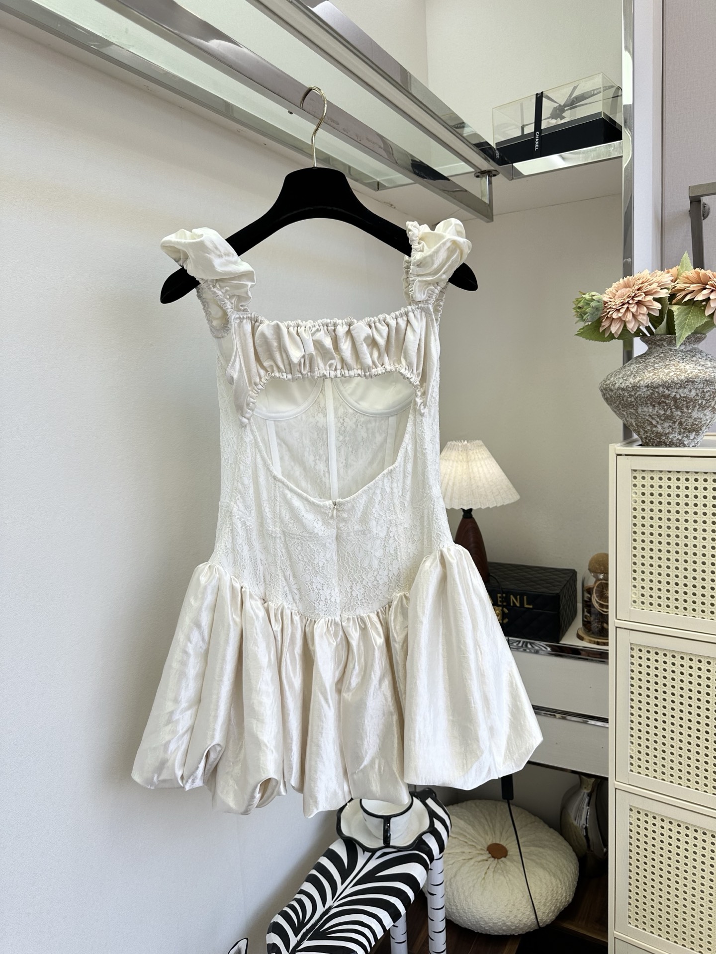 26S 这件小白裙把浪漫与精致拉满了✨上半身蕾丝肌理细腻通透，缎面胸型设计勾勒曲线，蝴蝶结系带增添了几分