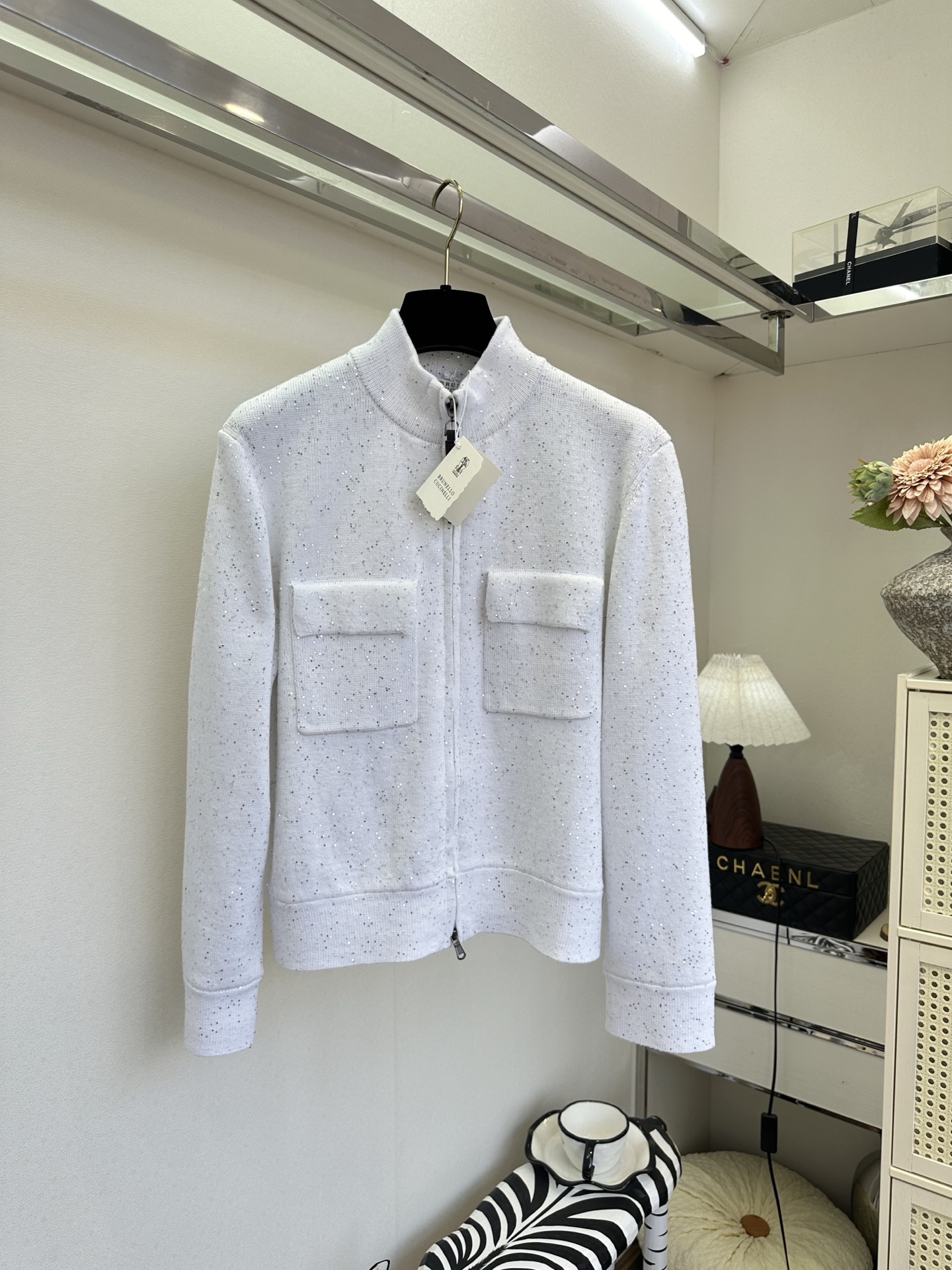 26S 把细碎星光织进针织里，温柔又自带高光✨立领拉链设计利落干练，双口袋点缀增添实用感，奶白、浅驼、藏