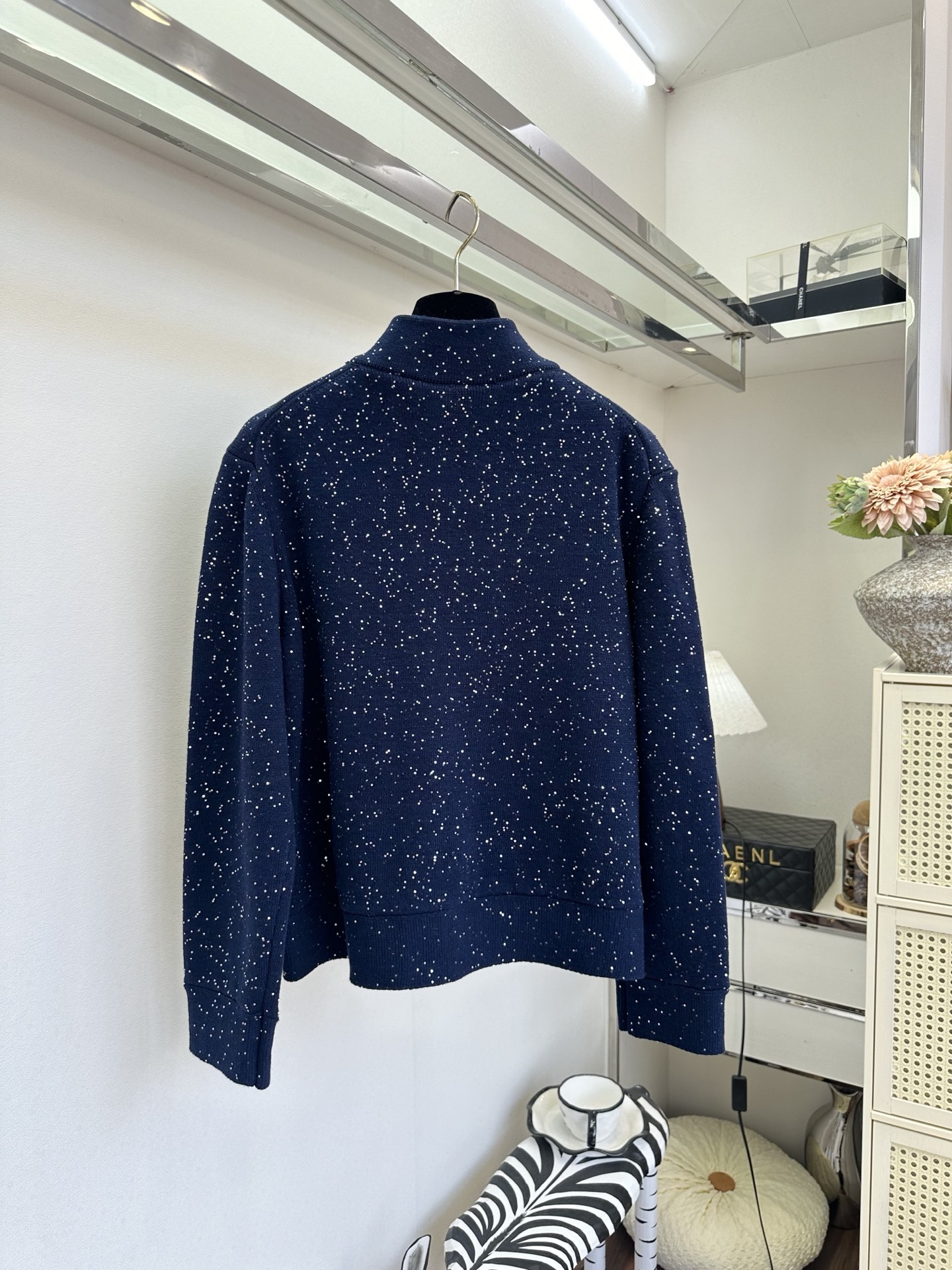 26S 把细碎星光织进针织里，温柔又自带高光✨立领拉链设计利落干练，双口袋点缀增添实用感，奶白、浅驼、藏