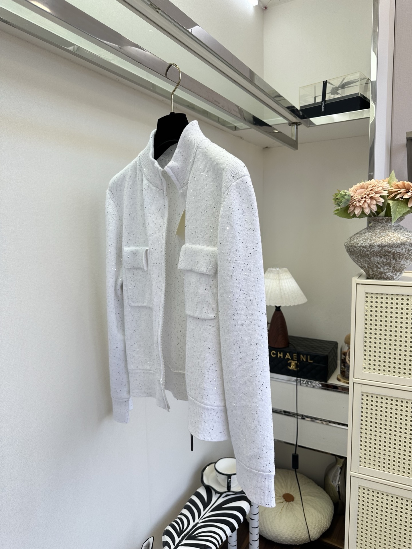26S 把细碎星光织进针织里，温柔又自带高光✨立领拉链设计利落干练，双口袋点缀增添实用感，奶白、浅驼、藏