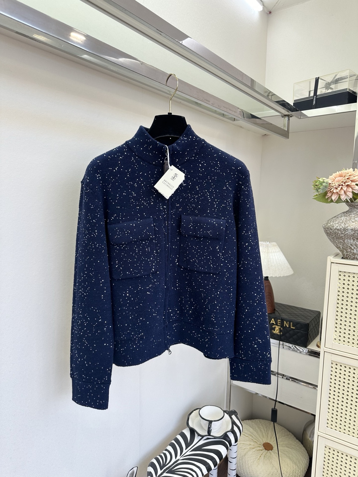 26S 把细碎星光织进针织里，温柔又自带高光✨立领拉链设计利落干练，双口袋点缀增添实用感，奶白、浅驼、藏