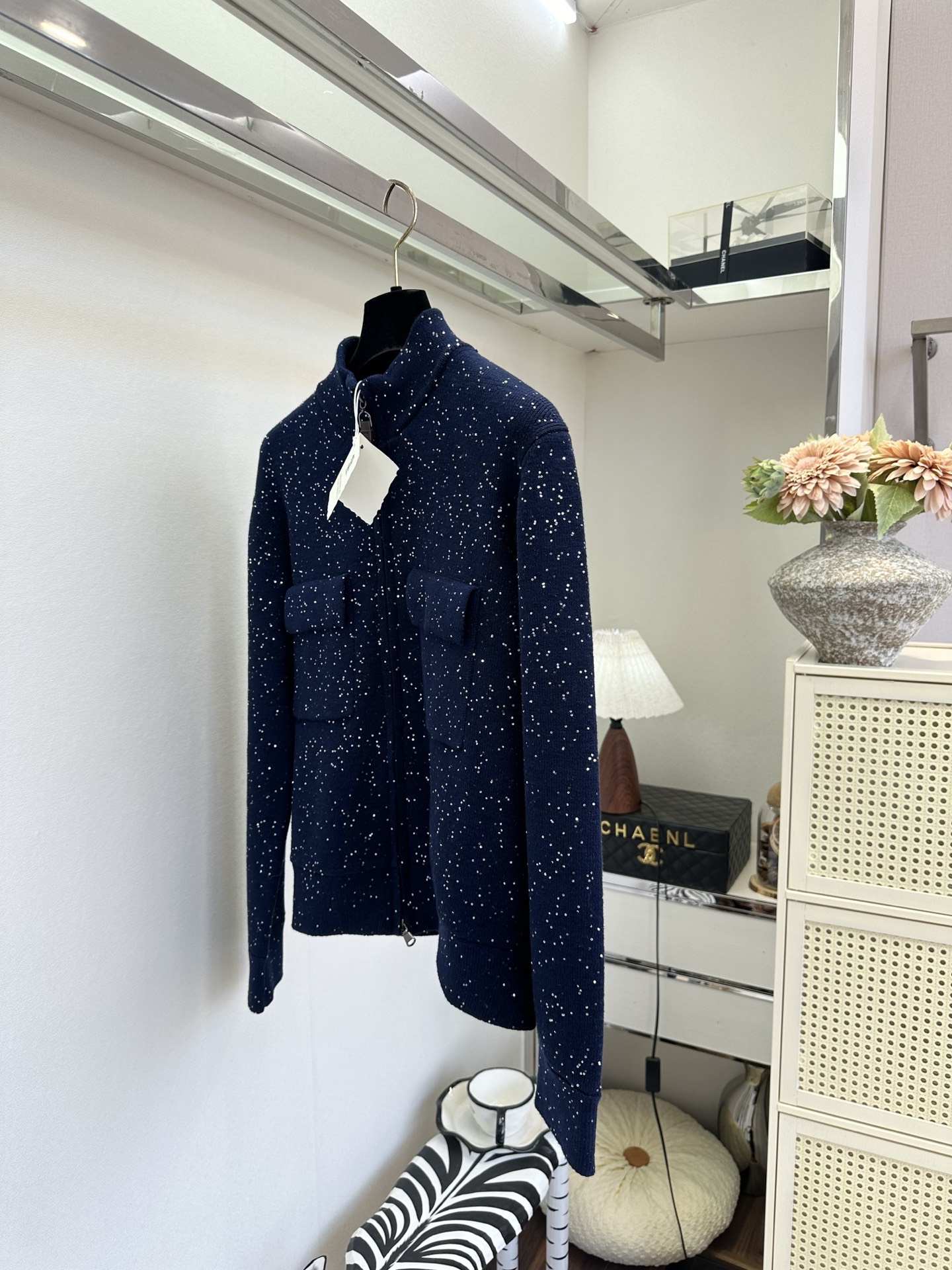 26S 把细碎星光织进针织里，温柔又自带高光✨立领拉链设计利落干练，双口袋点缀增添实用感，奶白、浅驼、藏