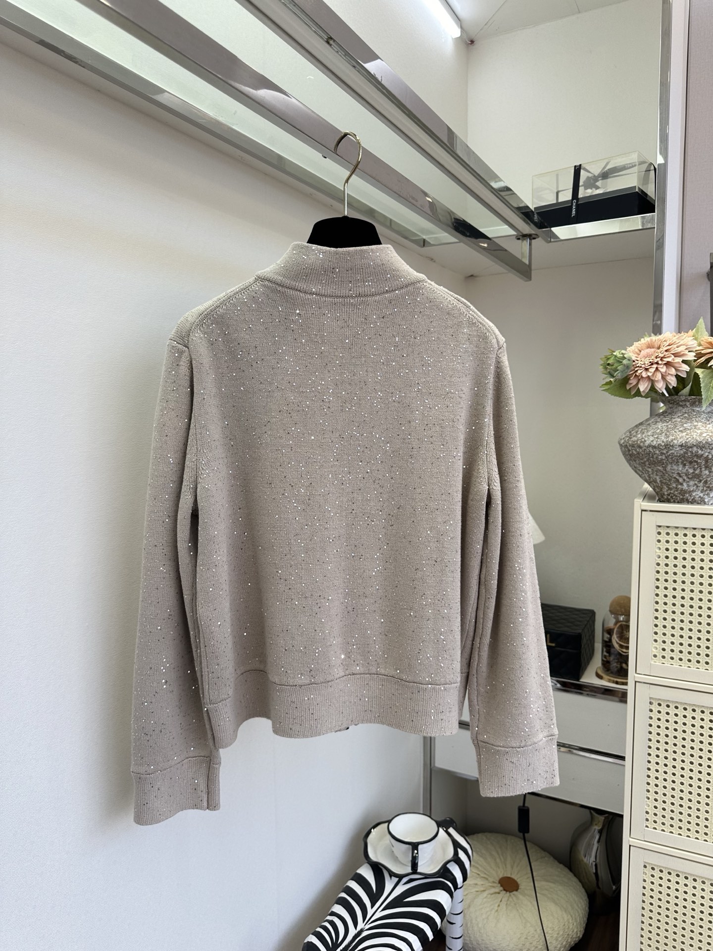 26S 把细碎星光织进针织里，温柔又自带高光✨立领拉链设计利落干练，双口袋点缀增添实用感，奶白、浅驼、藏