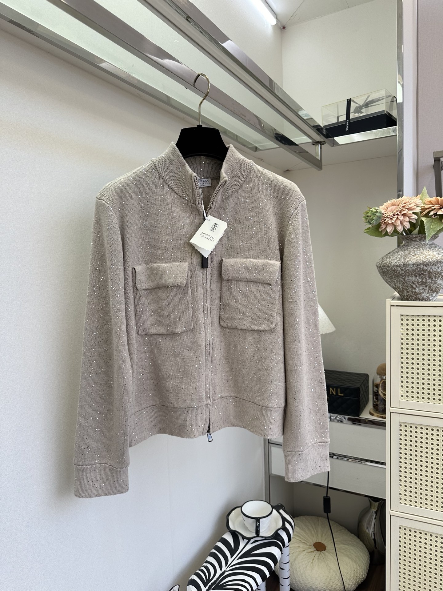 26S 把细碎星光织进针织里，温柔又自带高光✨立领拉链设计利落干练，双口袋点缀增添实用感，奶白、浅驼、藏