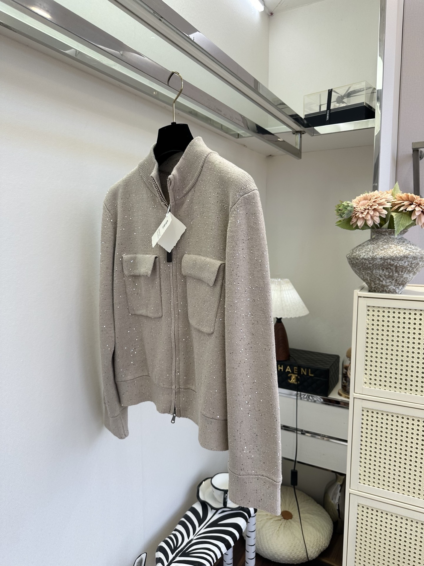 26S 把细碎星光织进针织里，温柔又自带高光✨立领拉链设计利落干练，双口袋点缀增添实用感，奶白、浅驼、藏