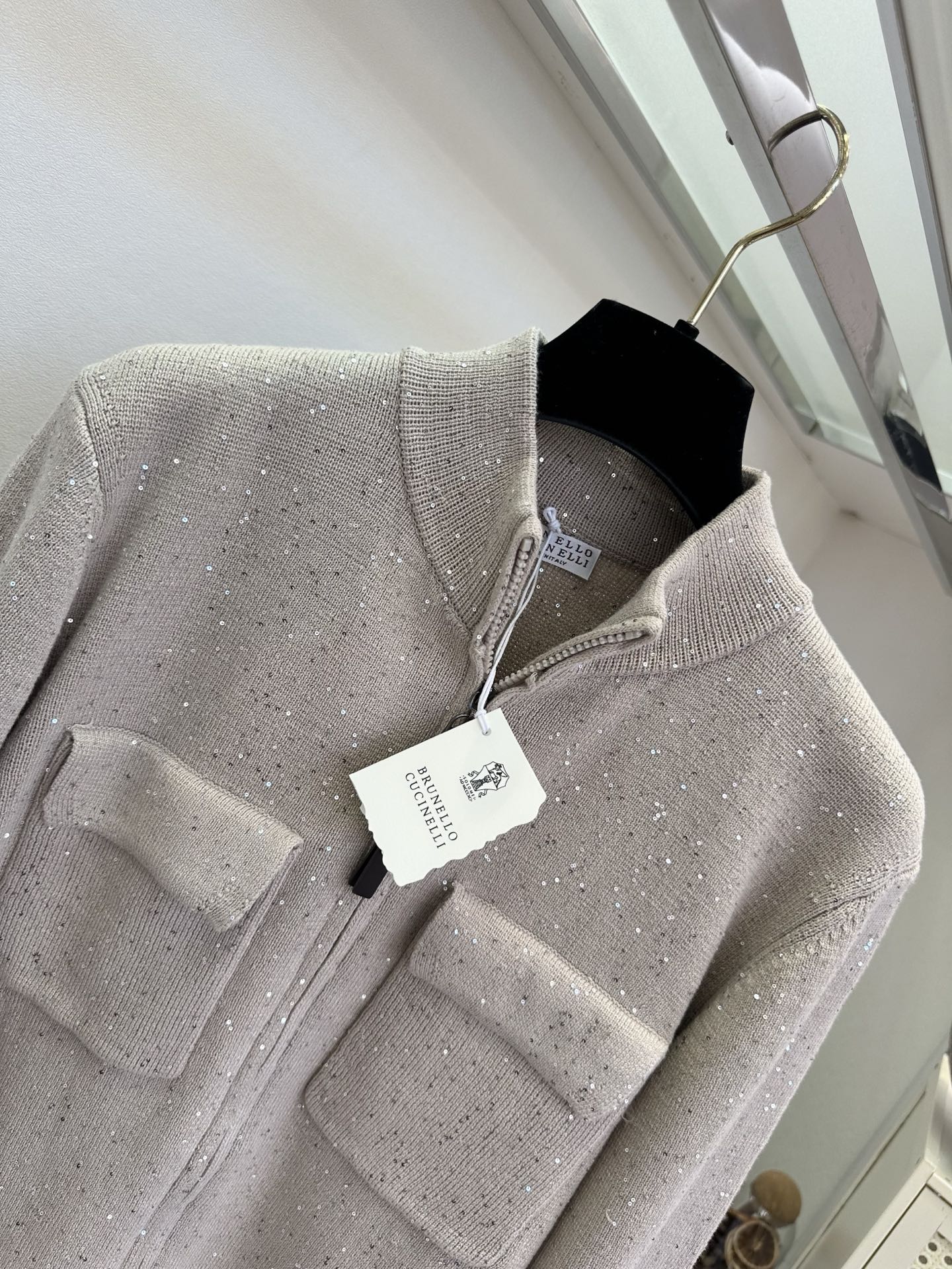 26S 把细碎星光织进针织里，温柔又自带高光✨立领拉链设计利落干练，双口袋点缀增添实用感，奶白、浅驼、藏