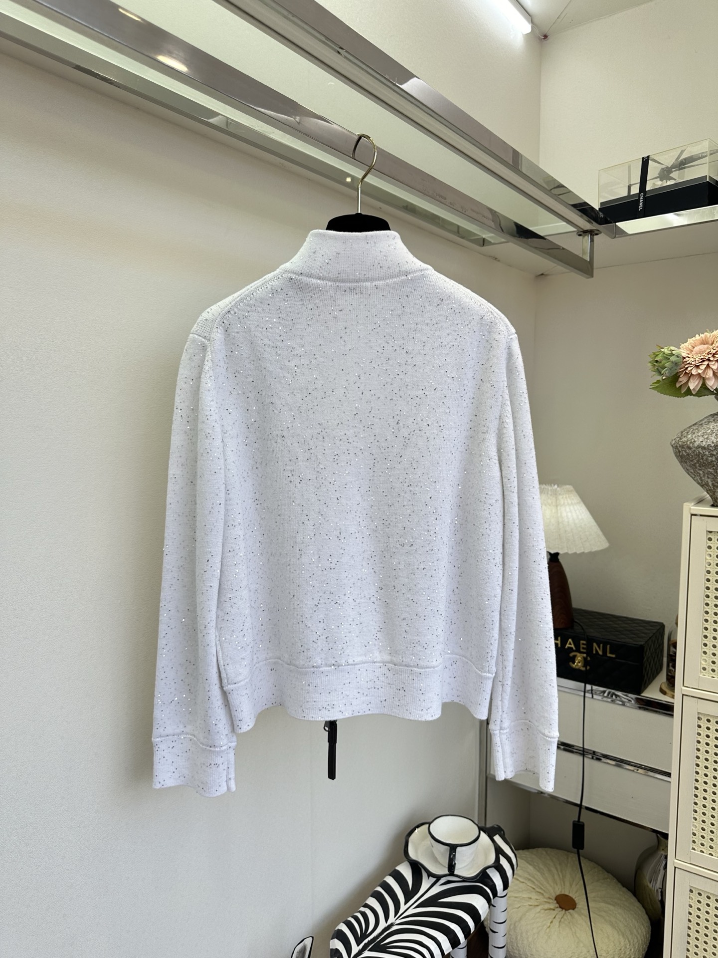 26S 把细碎星光织进针织里，温柔又自带高光✨立领拉链设计利落干练，双口袋点缀增添实用感，奶白、浅驼、藏