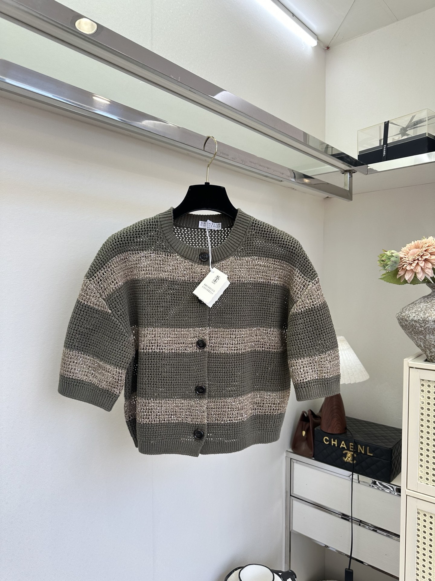 26S 低调的奢华藏在细节里✨细腻网格针织勾勒出通透肌理，渐变银闪在光下流转，圆领开襟设计经典耐看，五分