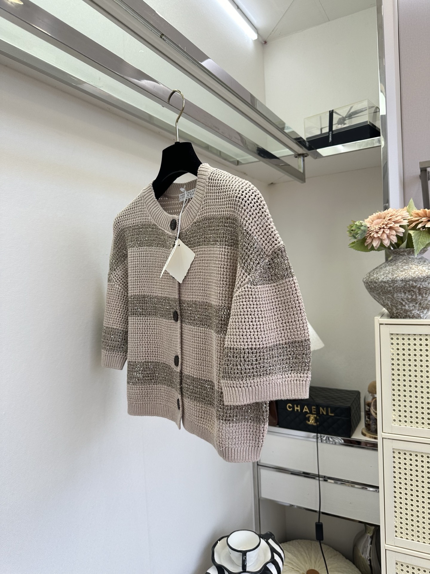 26S 低调的奢华藏在细节里✨细腻网格针织勾勒出通透肌理，渐变银闪在光下流转，圆领开襟设计经典耐看，五分