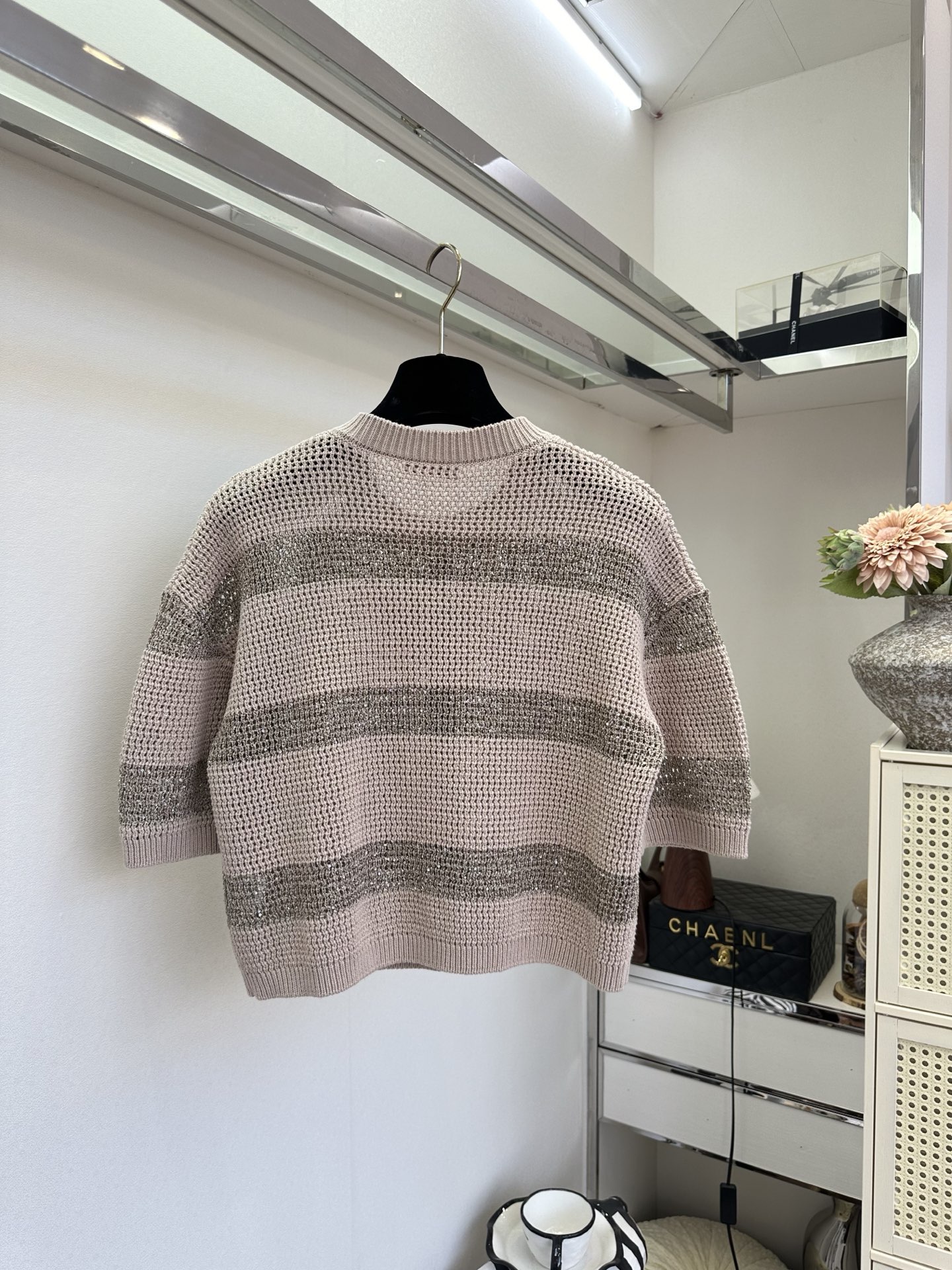 26S 低调的奢华藏在细节里✨细腻网格针织勾勒出通透肌理，渐变银闪在光下流转，圆领开襟设计经典耐看，五分