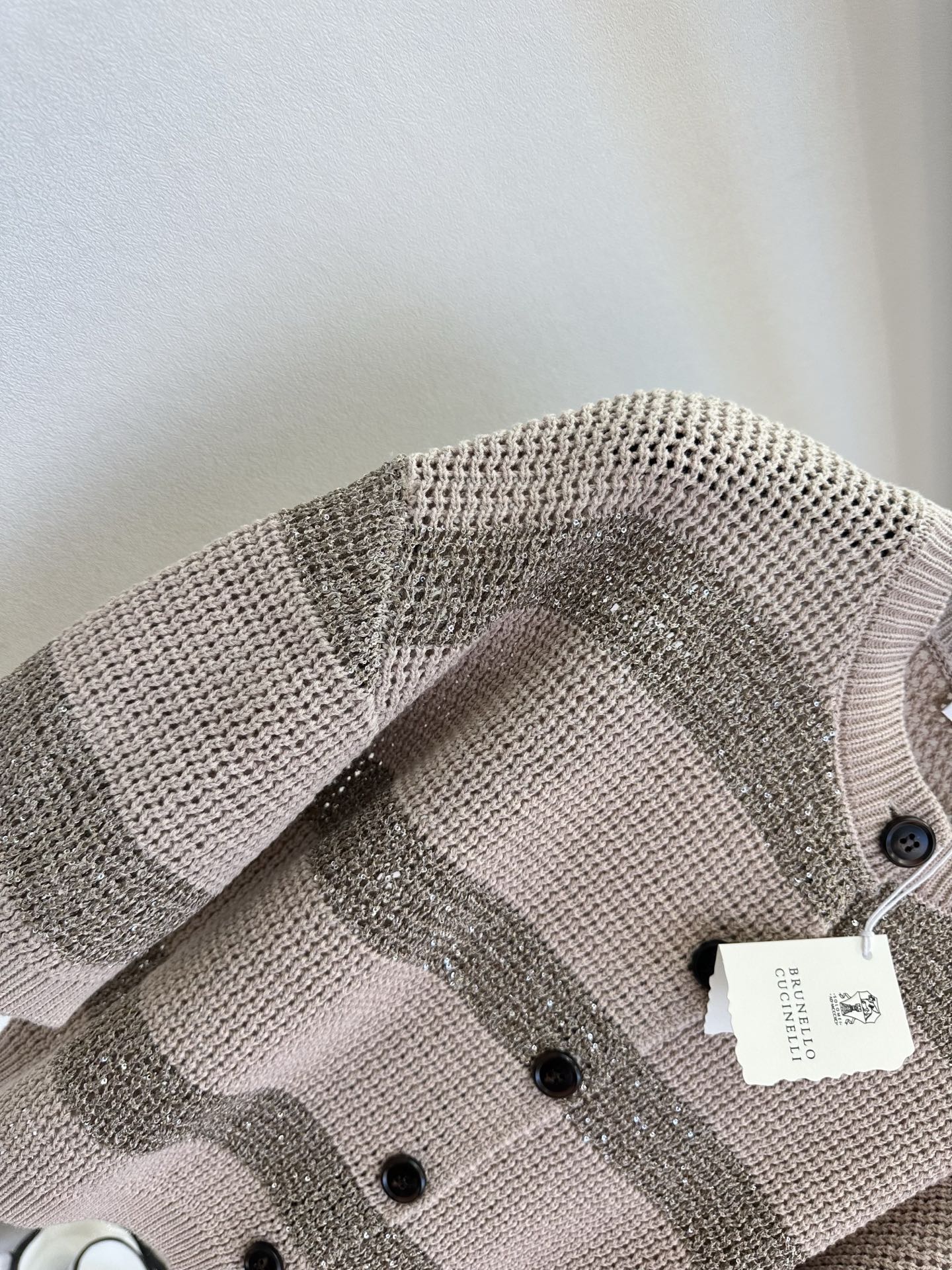 26S 低调的奢华藏在细节里✨细腻网格针织勾勒出通透肌理，渐变银闪在光下流转，圆领开襟设计经典耐看，五分