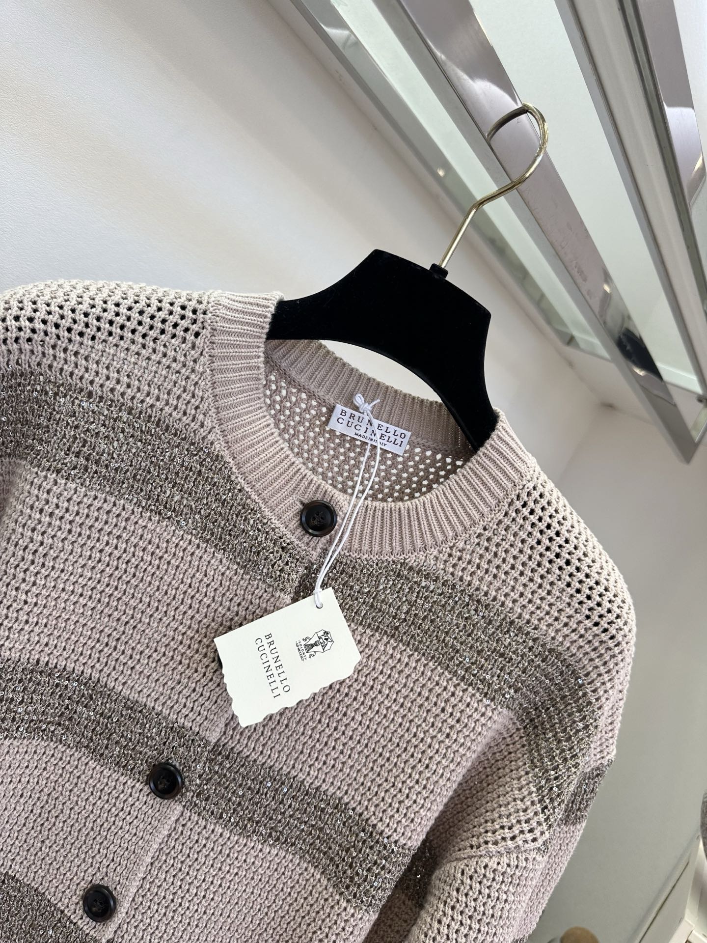 26S 低调的奢华藏在细节里✨细腻网格针织勾勒出通透肌理，渐变银闪在光下流转，圆领开襟设计经典耐看，五分