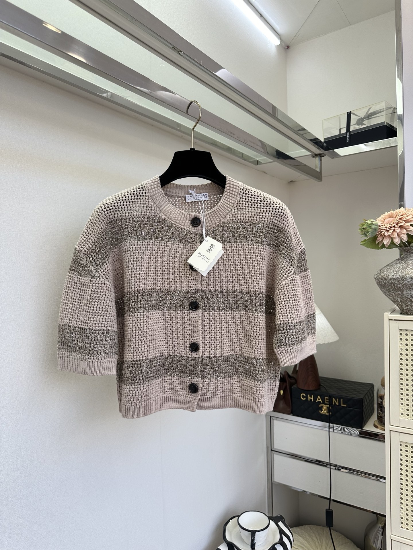 26S 低调的奢华藏在细节里✨细腻网格针织勾勒出通透肌理，渐变银闪在光下流转，圆领开襟设计经典耐看，五分